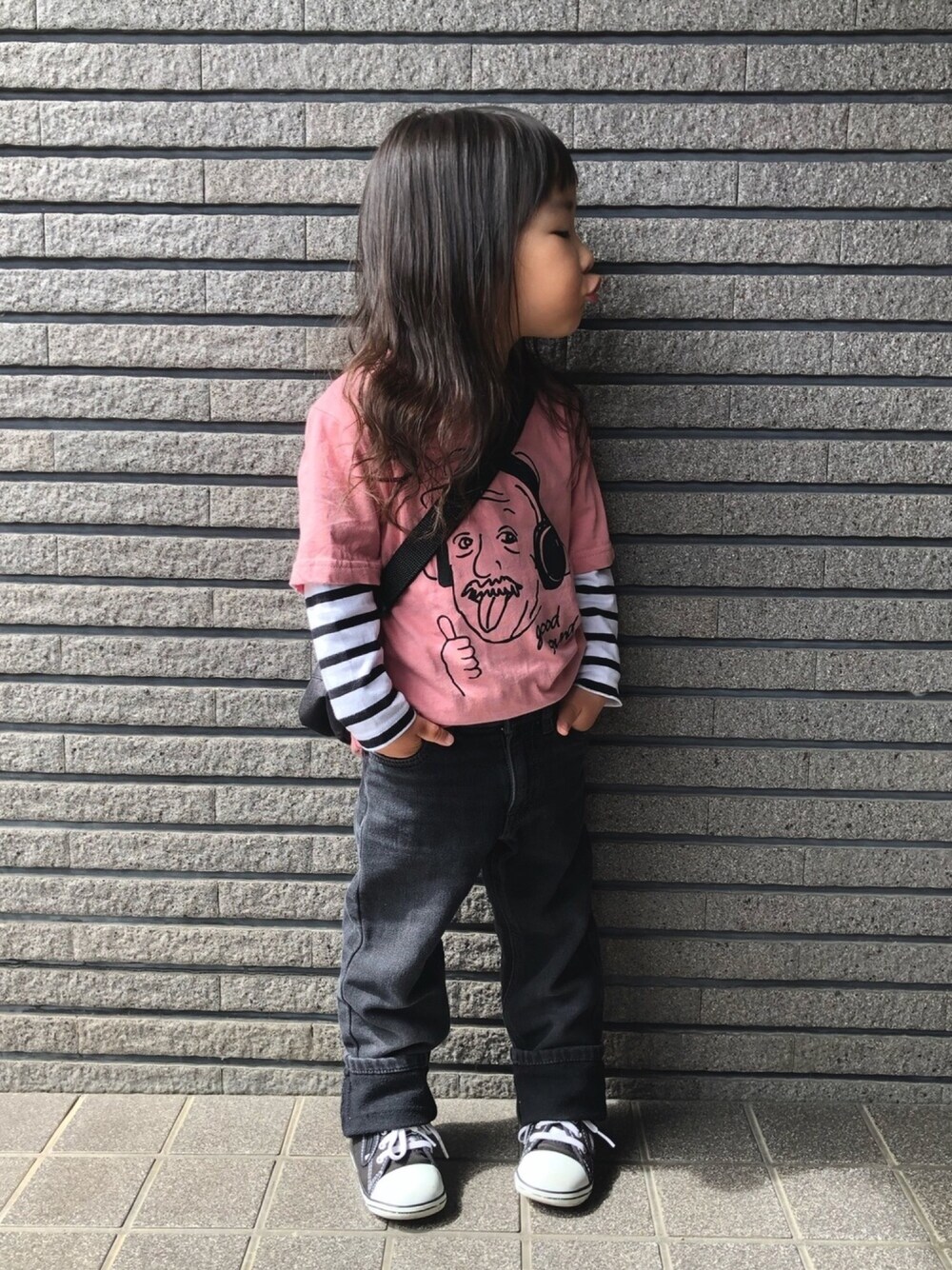 オレンジ系のTシャツ/カットソー、ホワイト系のTシャツ/カットソー、ブラック系のデニムパンツを着用したキッズの春コーディネートの1枚目の写真