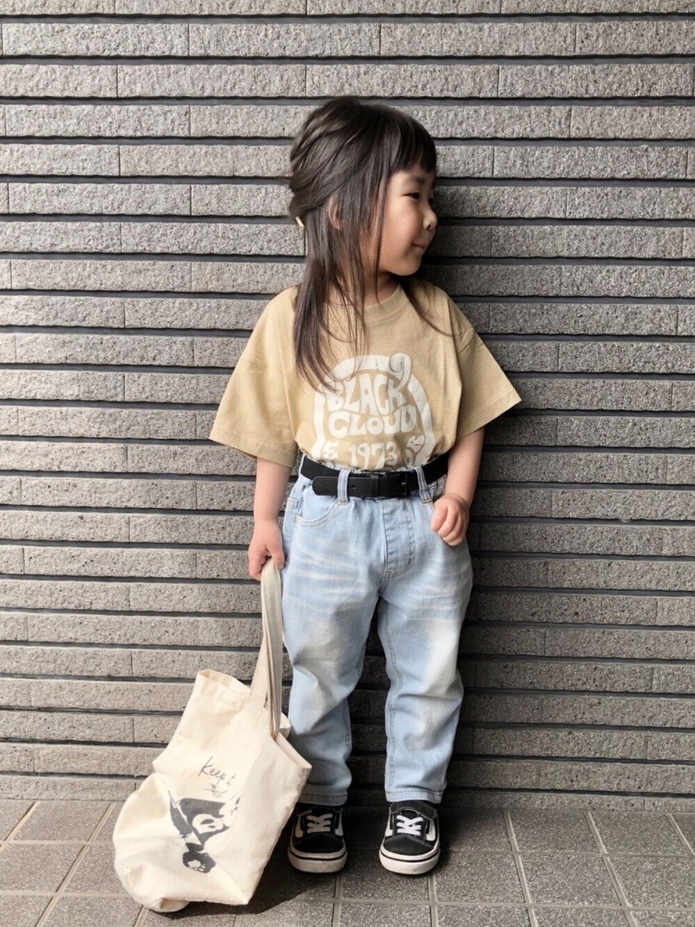 ベージュ系のTシャツ/カットソー、ブルー系のデニムパンツ、ブラック系のスニーカーを着用したキッズの春コーディネートの1枚目の写真