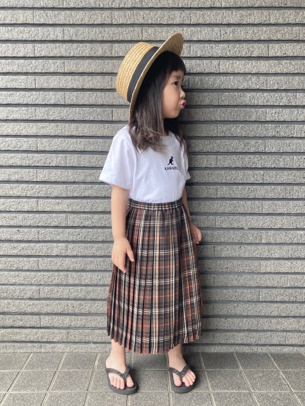 ホワイト系のTシャツ/カットソー、ブラウン系のスカート、その他のサンダルを着用したキッズの夏コーディネートの1枚目の写真