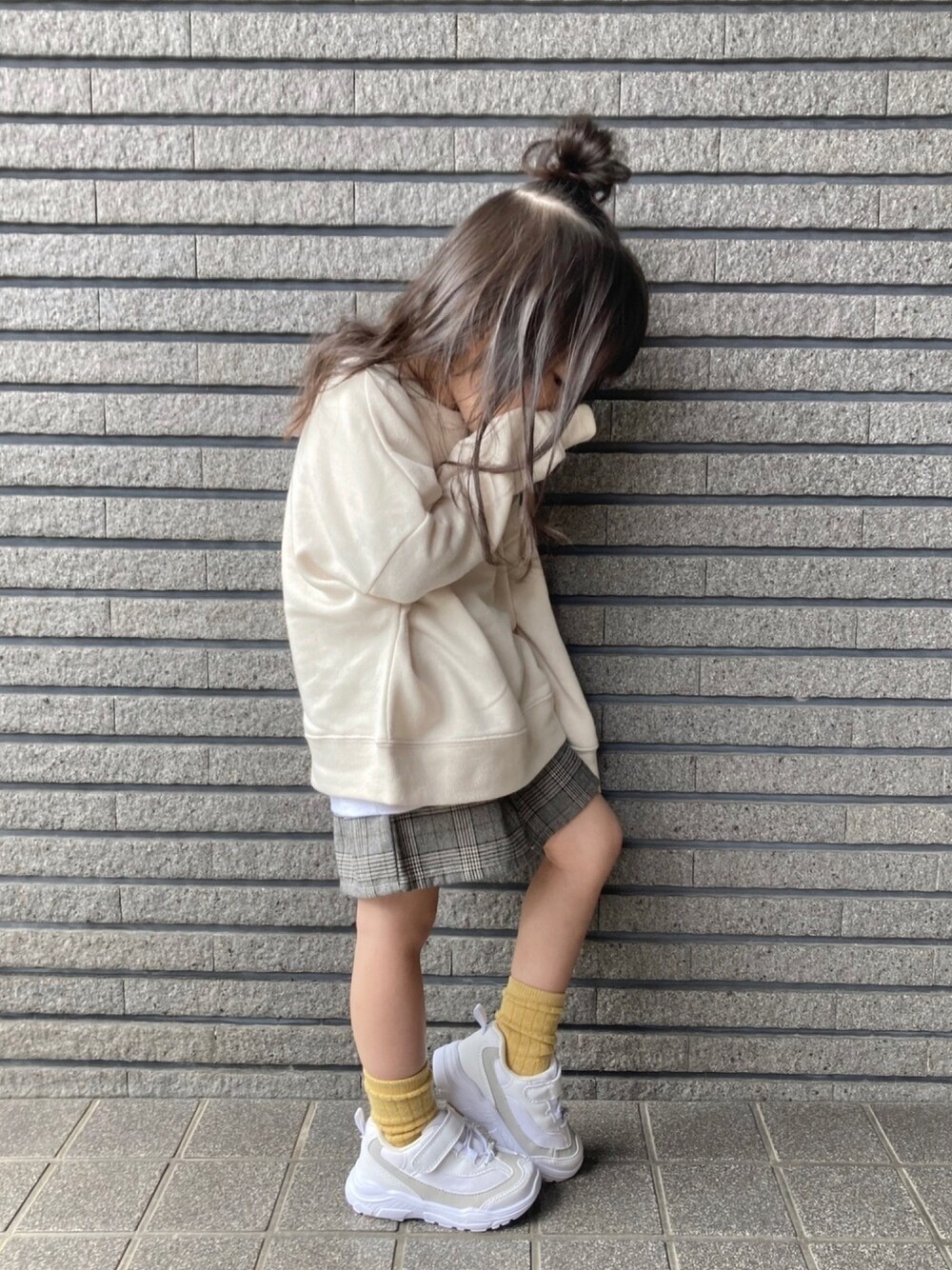 ホワイト系のTシャツ/カットソー、グレー系のその他パンツ、ホワイト系のスニーカーを着用したキッズの秋コーディネートの1枚目の写真