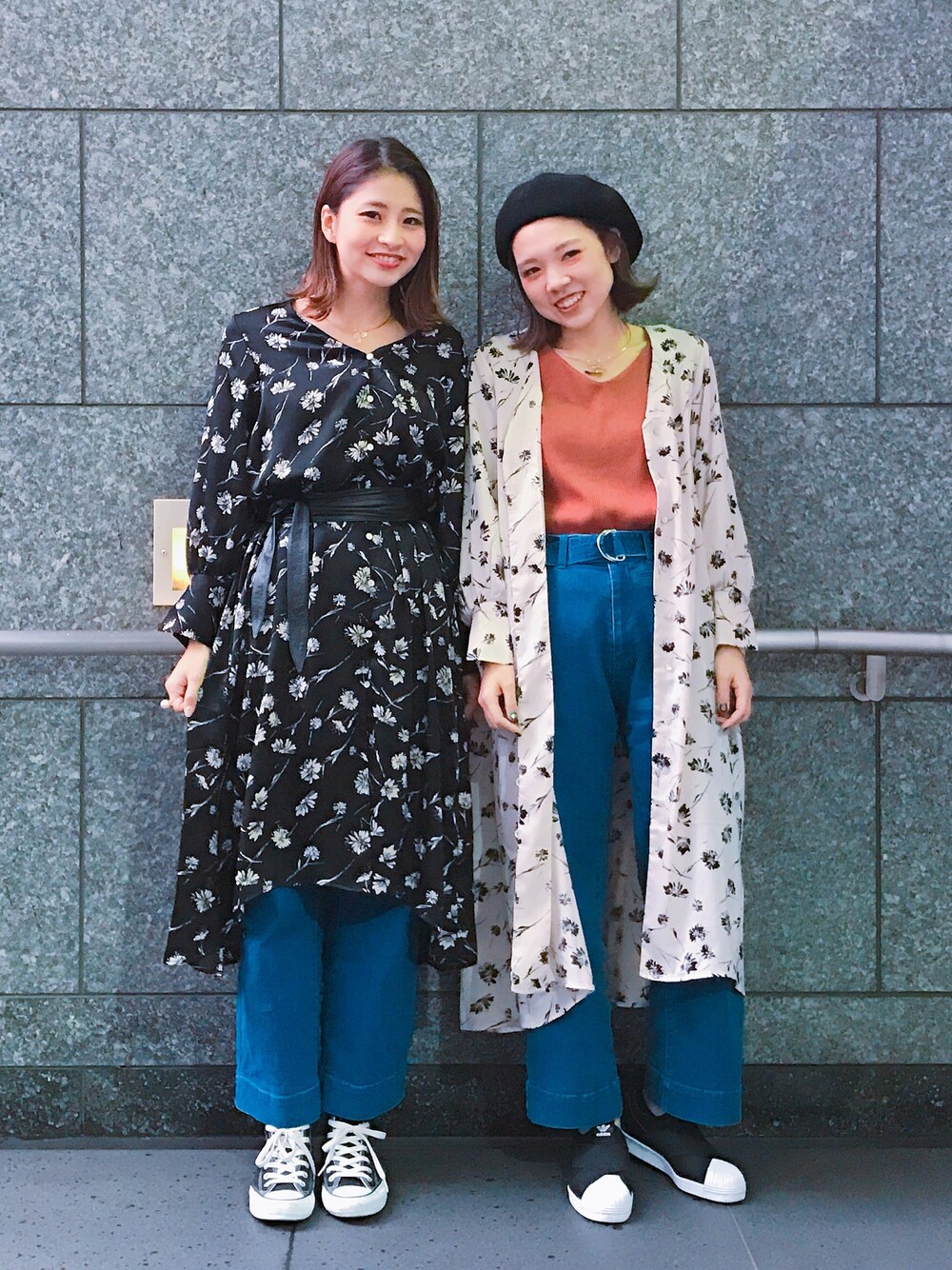 ホワイト系のシャツ/ブラウス、ブルー系のデニムパンツを着用したレディースの春コーディネートの1枚目の写真