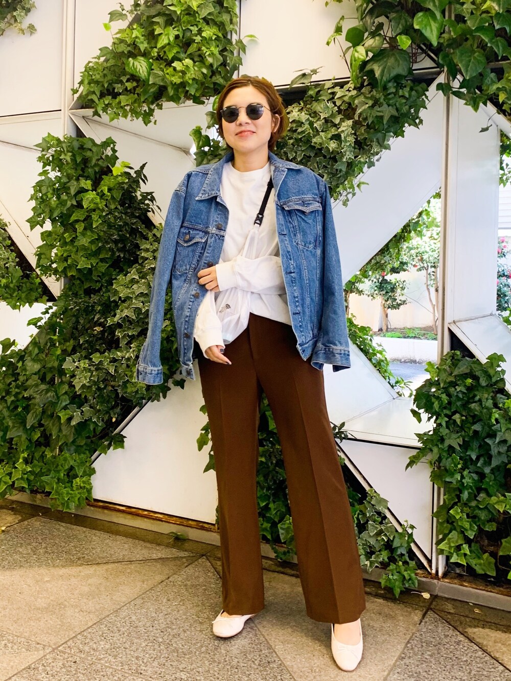 ホワイト系のバレエシューズ、ブラウン系のその他パンツ、ホワイト系のショルダーバッグを着用したレディースの春コーディネートの1枚目の写真