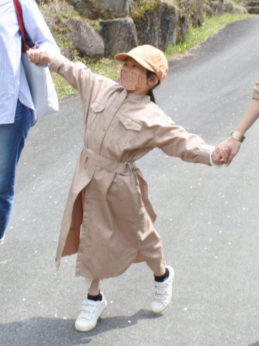 「シャツワンピ、ワンピース、ワントーンコーデ、おんなのこ、ベージュ、ミリタリーシャツ、ロング丈、ホワイトスニーカー、白スニーカー、マニッシュ」｜「CIAOPANIC TYPYの【ママとおそろい】ミリタリーシャツワンピース（ワンピース、ベージュ系）」を使った、s♧さん（キッズ・104cm）の夏コーディネートの1枚目の写真