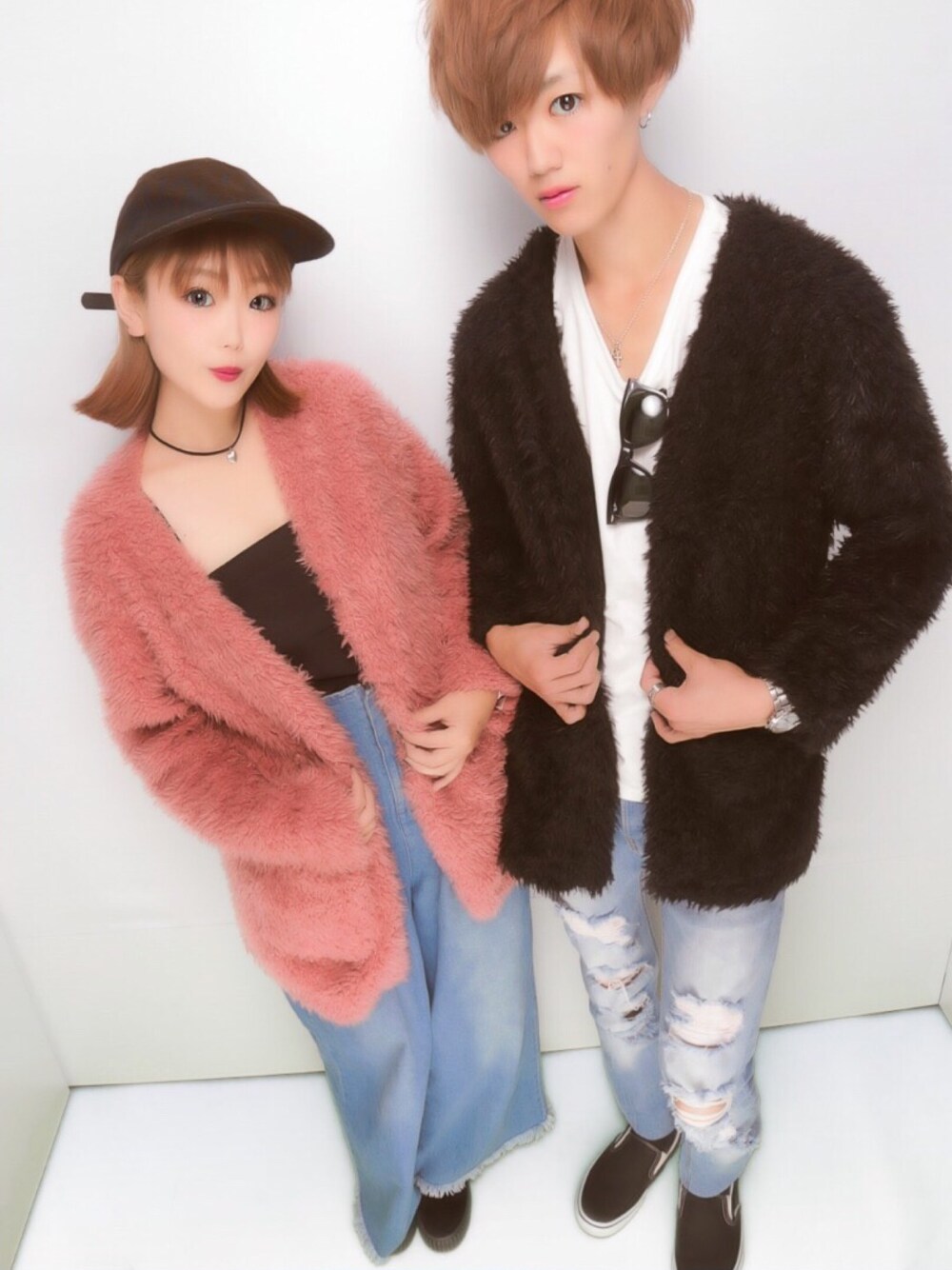 「秋のコーデ、デニムパンツ、ペアルック、リンクコーデ、おそろいコーデ、いろちコーデ、カップル、カップルコーデ」｜「one wayのファージャケット（その他アウター、ブラック系）」を使った、たかはしもえたぴさん（レディース・155cm）の秋コーディネートの1枚目の写真