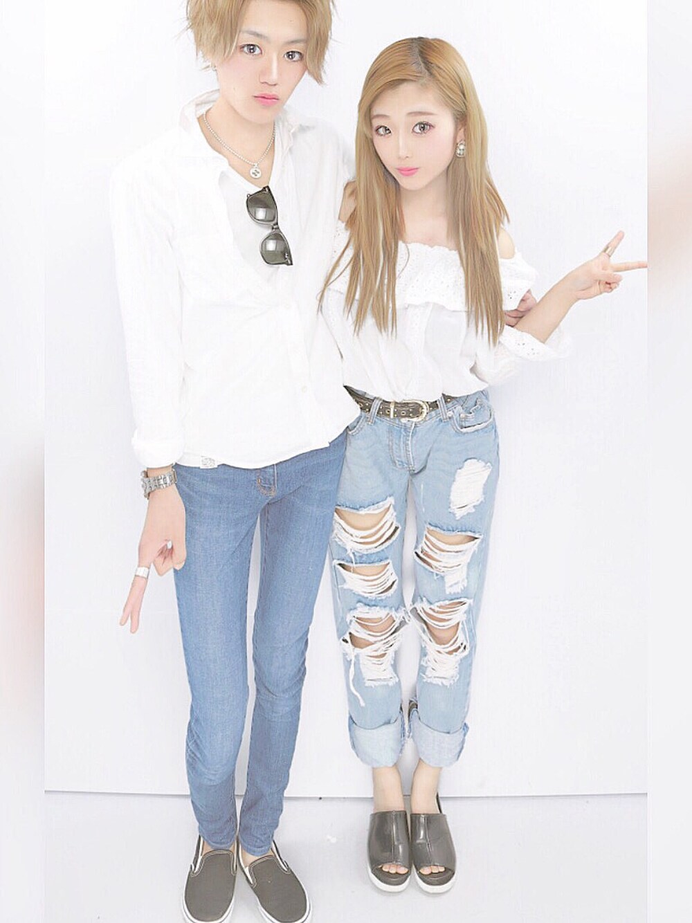 「春、デニム、ブラウス、リンクコーデ、カップルコーデ、白シャツ、fashion、カップル」｜「H&Mのアイテム（デニムパンツ、ブルー系）」を使った、たかはしもえたぴさん（レディース・155cm）の春コーディネートの1枚目の写真