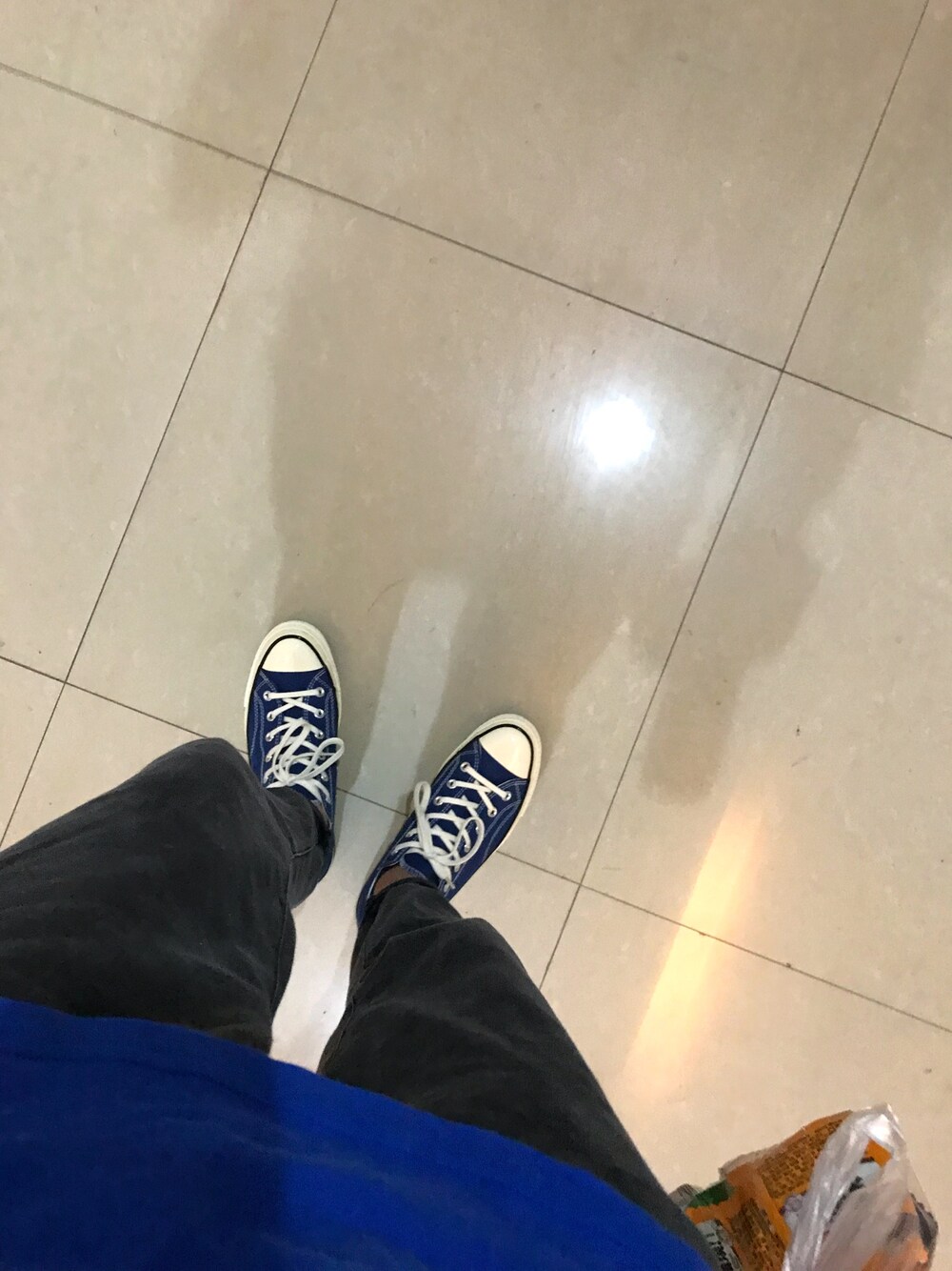 「夏」｜「CONVERSEのアイテム（スニーカー、ブルー系）」を使った、光里的灯さん（メンズ・178cm）の夏コーディネートの1枚目の写真
