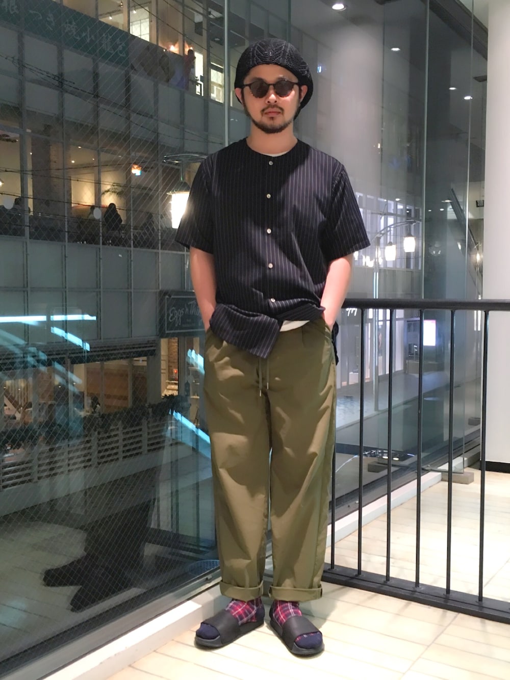 「夏、大人カジュアル、シンプル、サングラス、ストリート、ビックシルエット、ストライプ、ノーカラーシャツ」｜「UNITED TOKYOのノーカラーシャツ２（シャツ/ブラウス、ブルー系）」を使った、hiroki_sakamotoさん（メンズ・169cm）の夏コーディネートの1枚目の写真