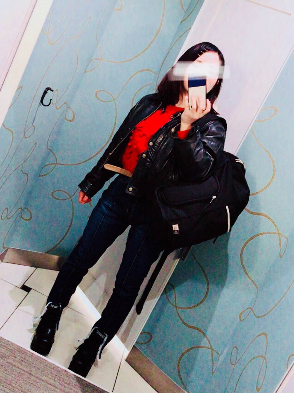 「EVRIS 、ハイウエストデニム」｜「NEW ERAのNEWERA BACK PACK CAP PROTECTOR PACK BLACK（バックパック/リュック、ブラック系）」を使った、ODENさん（レディース・154cm）の冬コーディネートの1枚目の写真