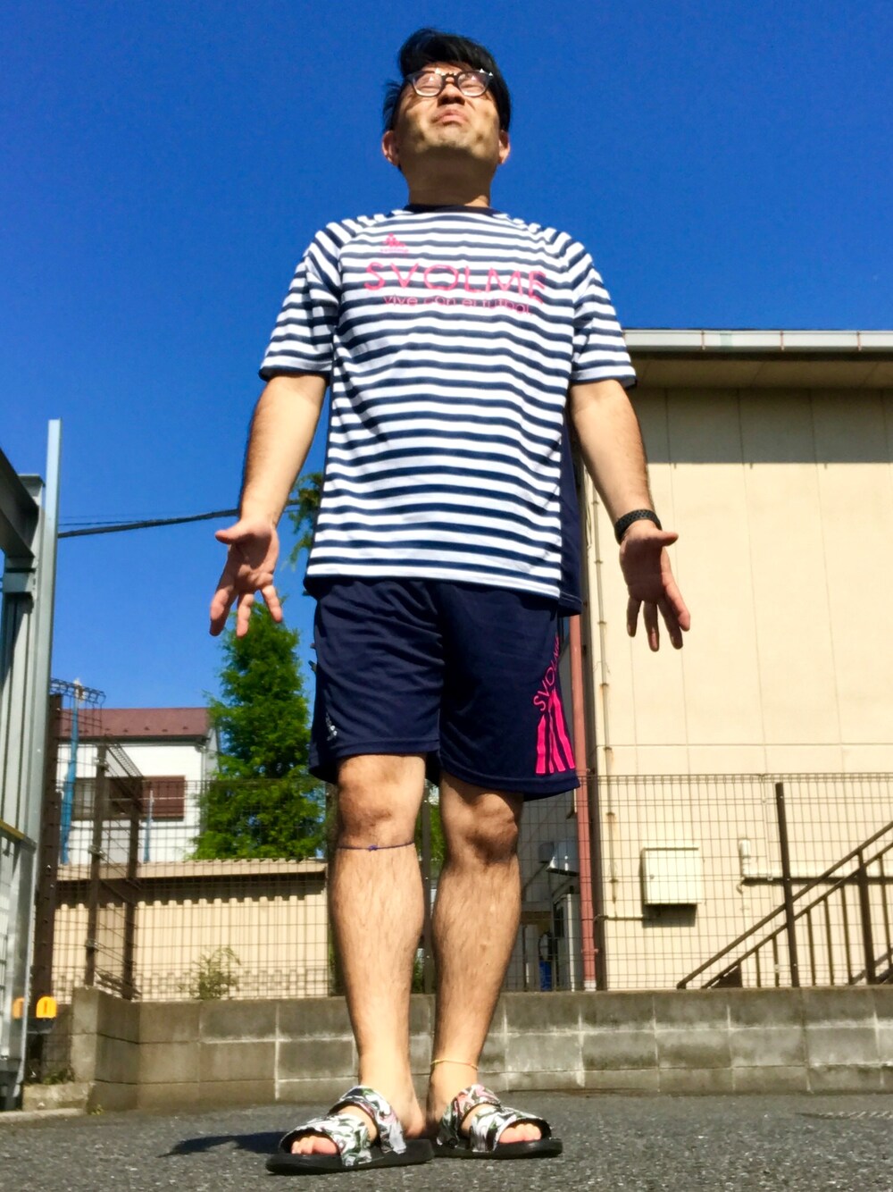 その他のトップス、ブルー系のパンツ、その他のサンダルを着用したメンズの夏コーディネートの1枚目の写真