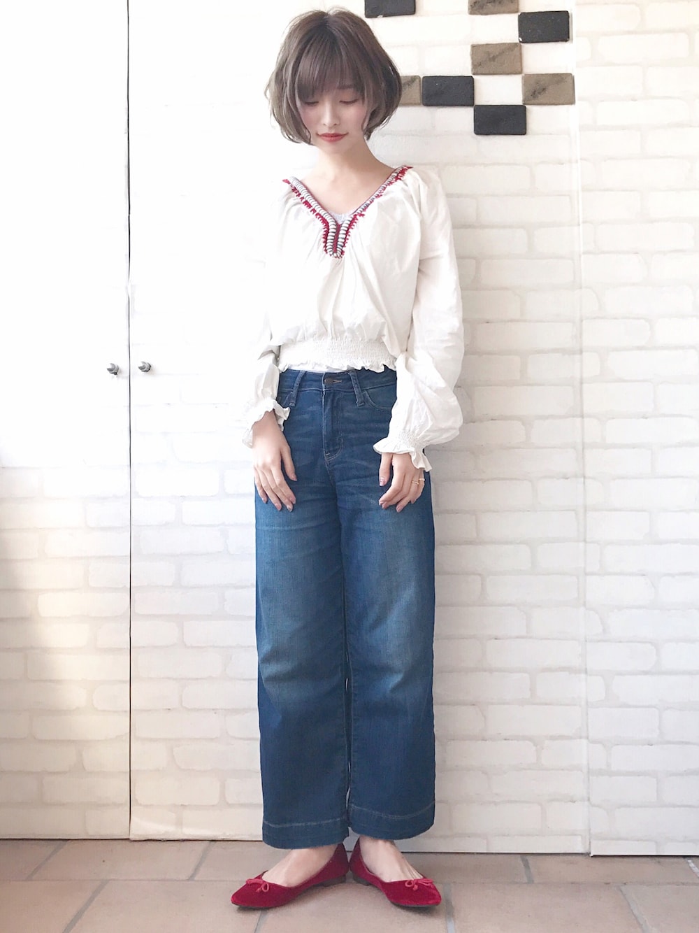 「春、オトナカジュアル、パンツスタイル、春コーデ、ワイドデニム、バレエシューズ、カジュアルコーデ、赤」｜「Another Editionのキャンブリックハンド刺繍ブラウス（シャツ/ブラウス、ホワイト系）」を使った、yuri.さん（レディース・150cm）の春コーディネートの1枚目の写真