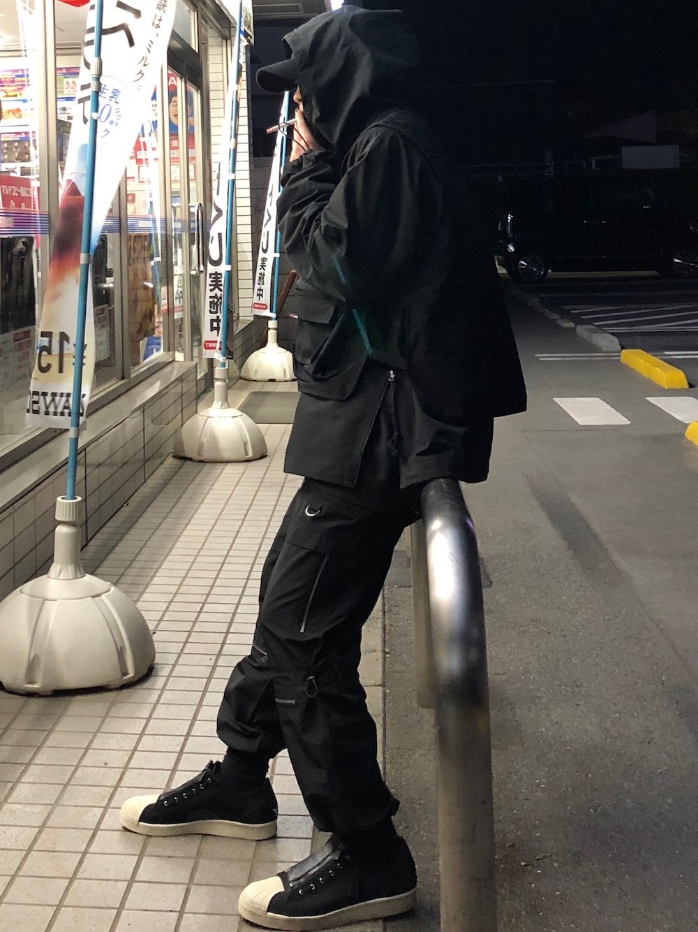 「propcell、ストリート、street、ブラック、カーゴパンツ、アノラックパーカー、ベスト、スニーカー、レイヤードスタイル、黒」｜「propcellのアイテム（その他アウター、ブラック系）」を使った、hyogoさん（メンズ・100cm）の春コーディネートの1枚目の写真