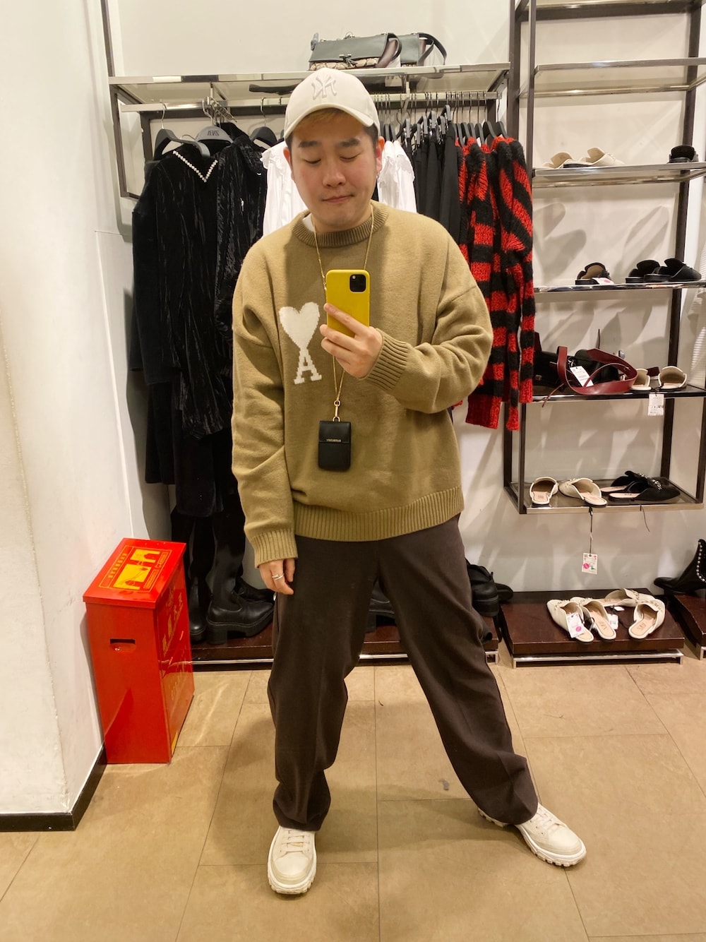 「amiのアイテム（ニット/セーター、ベージュ系）」を使った、张小仙人掌さん（メンズ・179cm）の秋コーディネートの1枚目の写真
