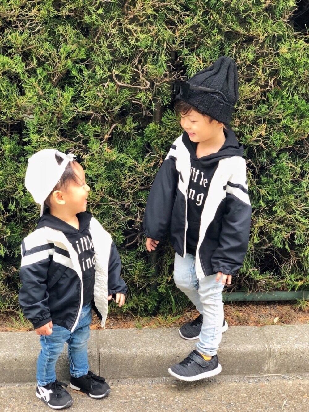 「カジュアルコーデ、スニーカー、スキニーデニム、デニムパンツ、スキニー、リンクコーデ、おしゃれさんと繋がりたい、黒コーデ、ニット帽、キャップ後ろかぶり」｜「BREEZEのアイテム（ナイロンジャケット、ブラック系）」を使った、AITO ☆ REITOさん（キッズ・100cm）の春コーディネートの1枚目の写真