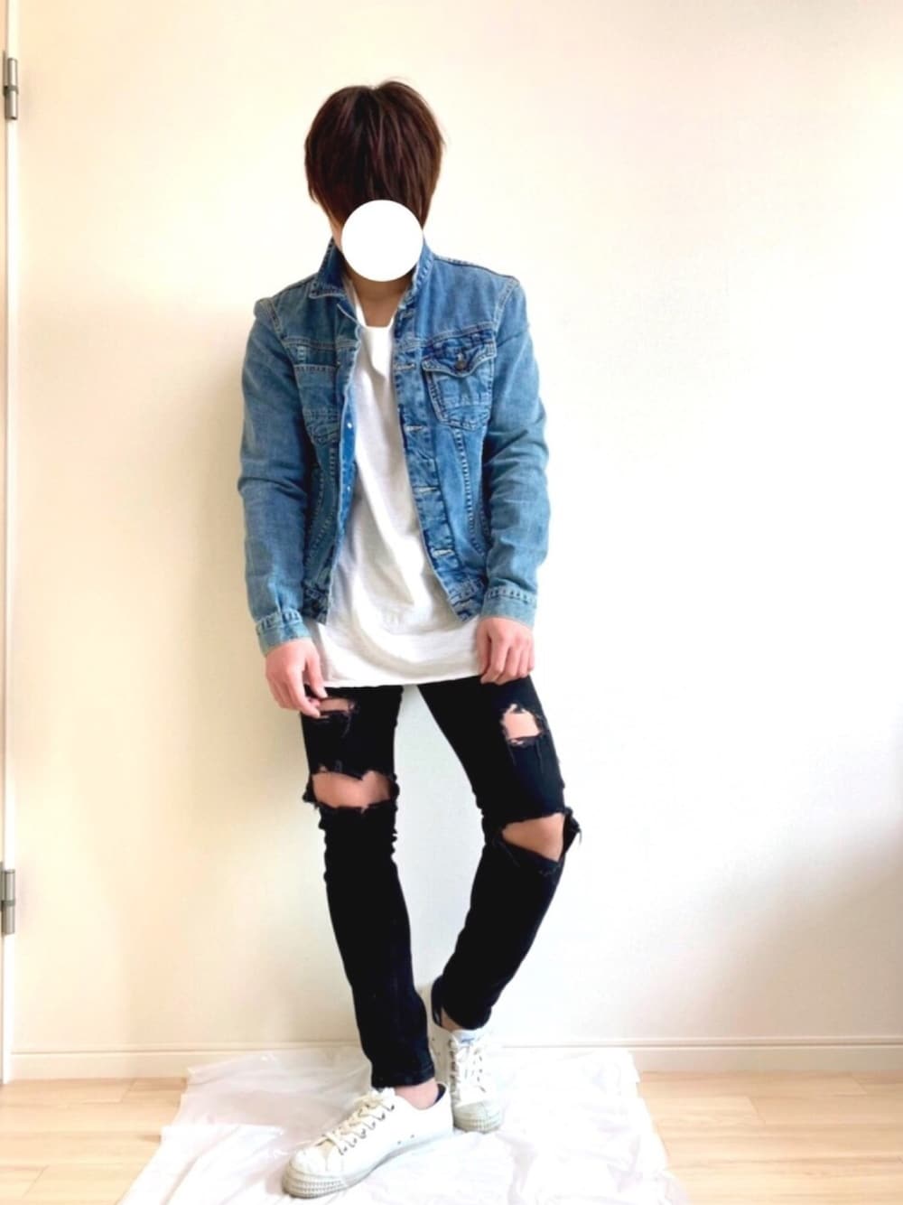 ホワイト系のスニーカー、ブラック系のデニムパンツ、ホワイト系のTシャツ/カットソーを着用したメンズの冬コーディネートの1枚目の写真