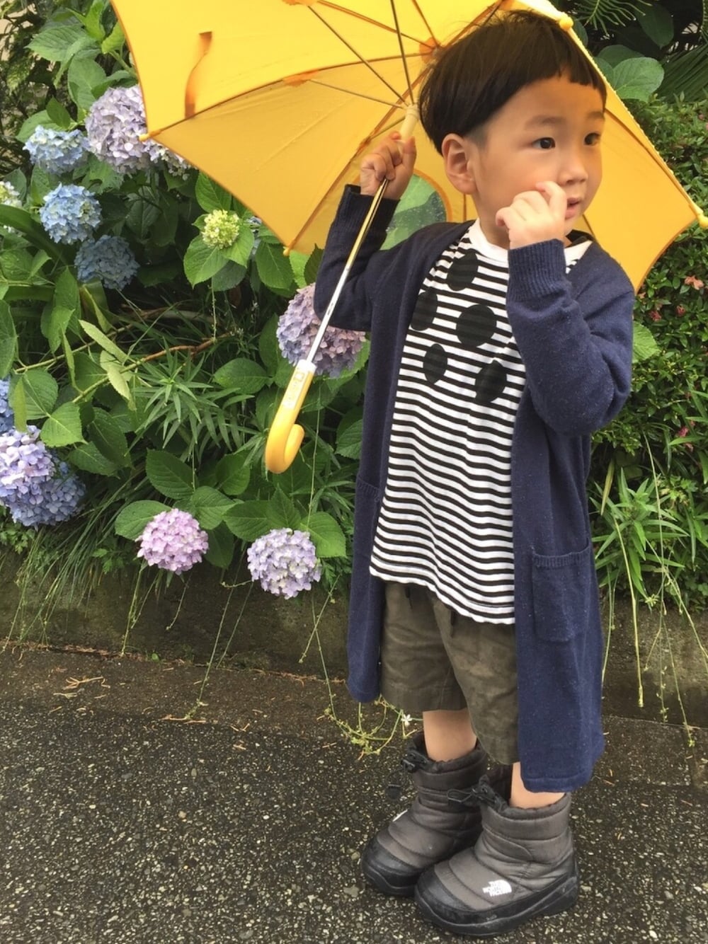 「kids、男の子、fith社、ボーダー、ドット、雨の日コーデ」｜「FITHのアイテム（Tシャツ/カットソー、ホワイト系）」を使った、halu＊itsuさん（キッズ・100cm）の夏コーディネートの1枚目の写真