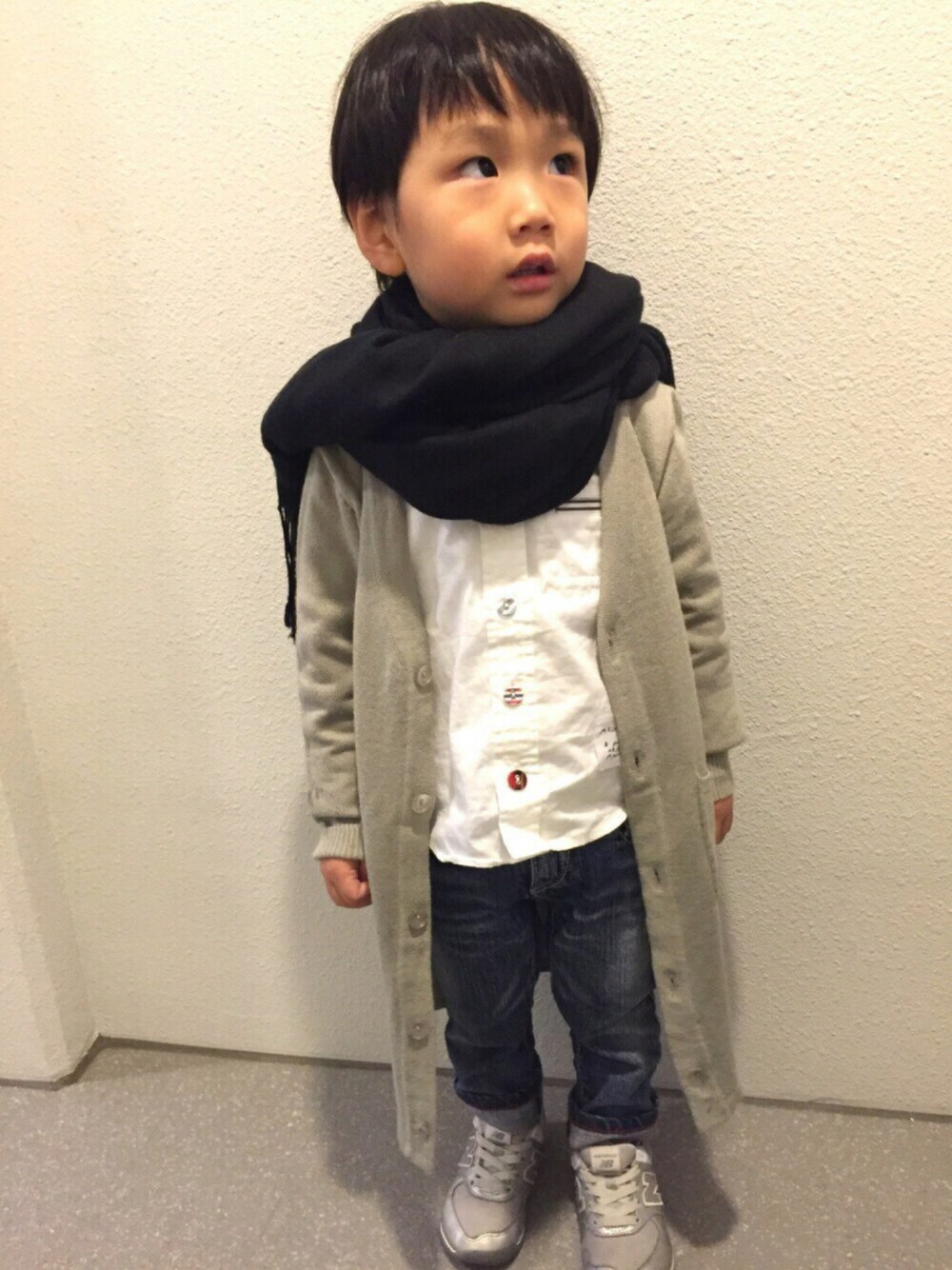 ホワイト系のシャツ/ブラウス、ブルー系のデニムパンツ、グレー系のカーディガン/ボレロを着用したキッズの秋コーディネートの1枚目の写真
