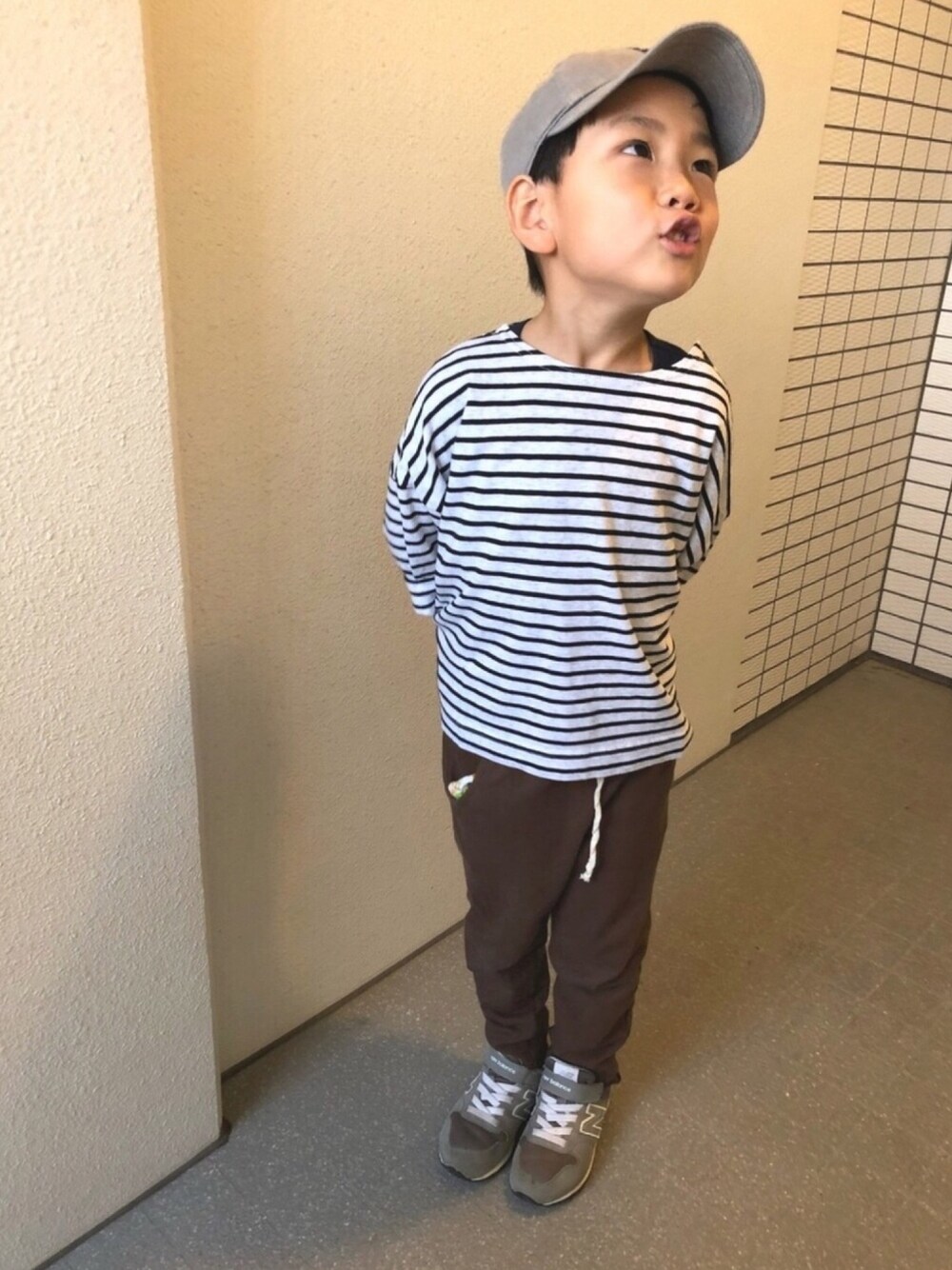 「キッズファッション、秋のコーデ、ボーダー、ビッグシルエット、韓国子供服、男の子コーデ、キャップ、fith社、秋服」｜「FITHのアイテム（Tシャツ/カットソー、ホワイト系）」を使った、halu＊itsuさん（キッズ・100cm）の秋コーディネートの1枚目の写真