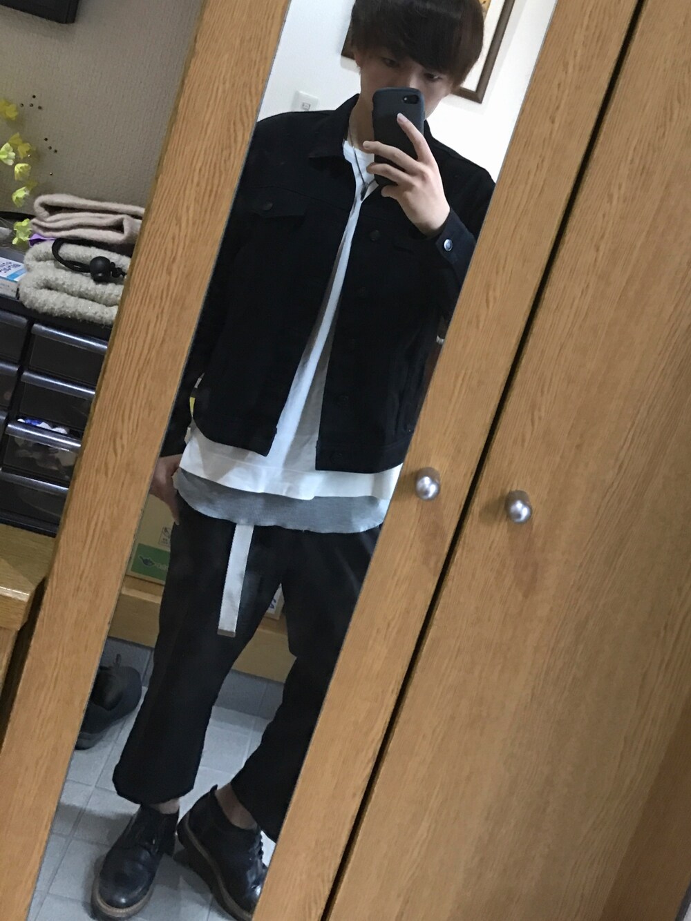 「暗め色、大人っぽさ、シンプル、夏には暑いかも、ワイドパンツ」｜「GUのアイテム（Tシャツ/カットソー、ホワイト系）」を使った、YoUさん（メンズ・178cm）の夏コーディネートの1枚目の写真