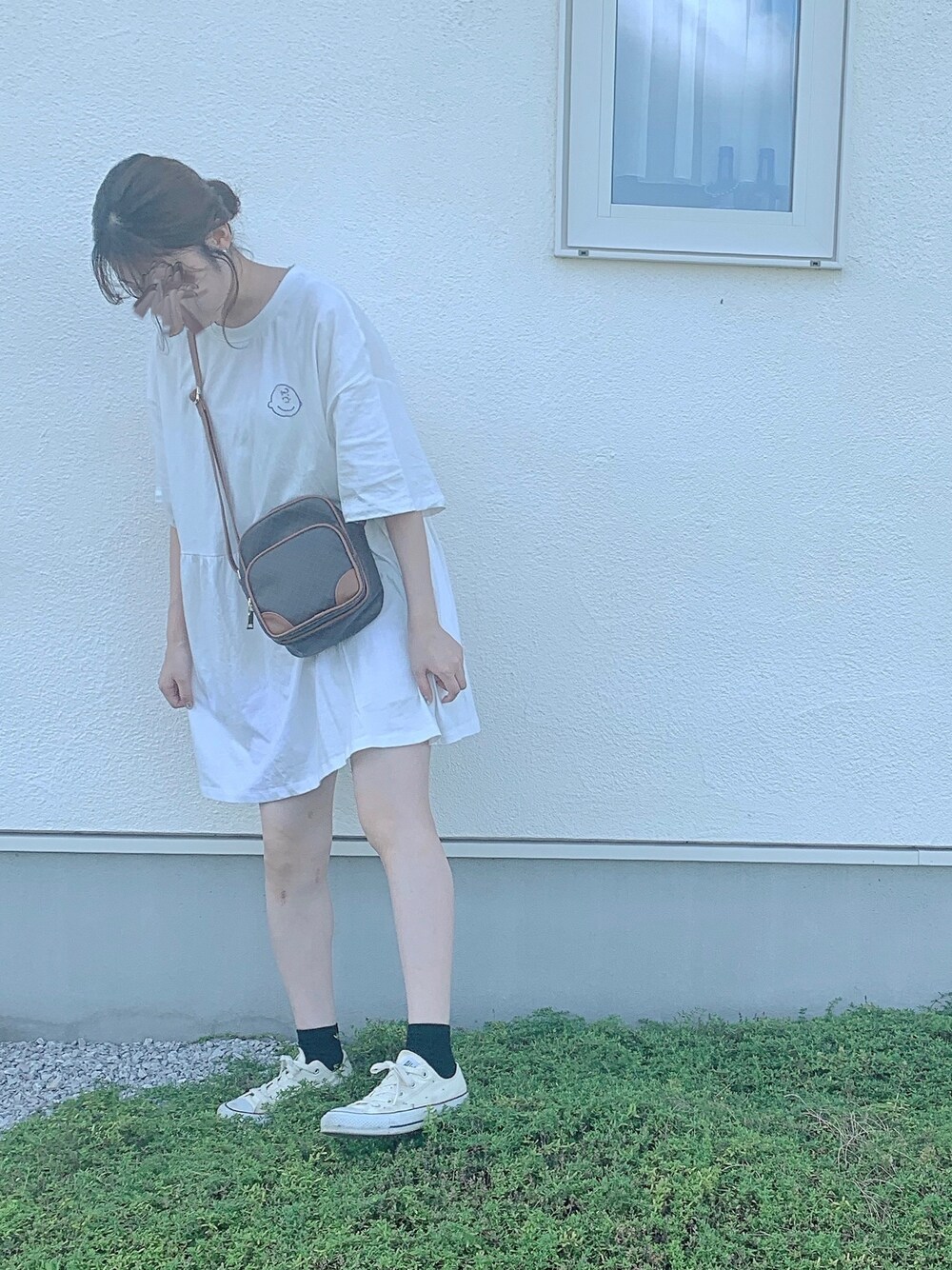 「ワンピース、白ワンピース、スニーカー、スニーカーコーデ、プチプラ、H&M、ラフ、韓国ファッション、ラクチンコーデ、ビッグシルエット」｜「H&Mのアイテム（ワンピース/ドレス、ホワイト系）」を使った、コツメカワウソさん（レディース・159cm）の夏コーディネートの1枚目の写真