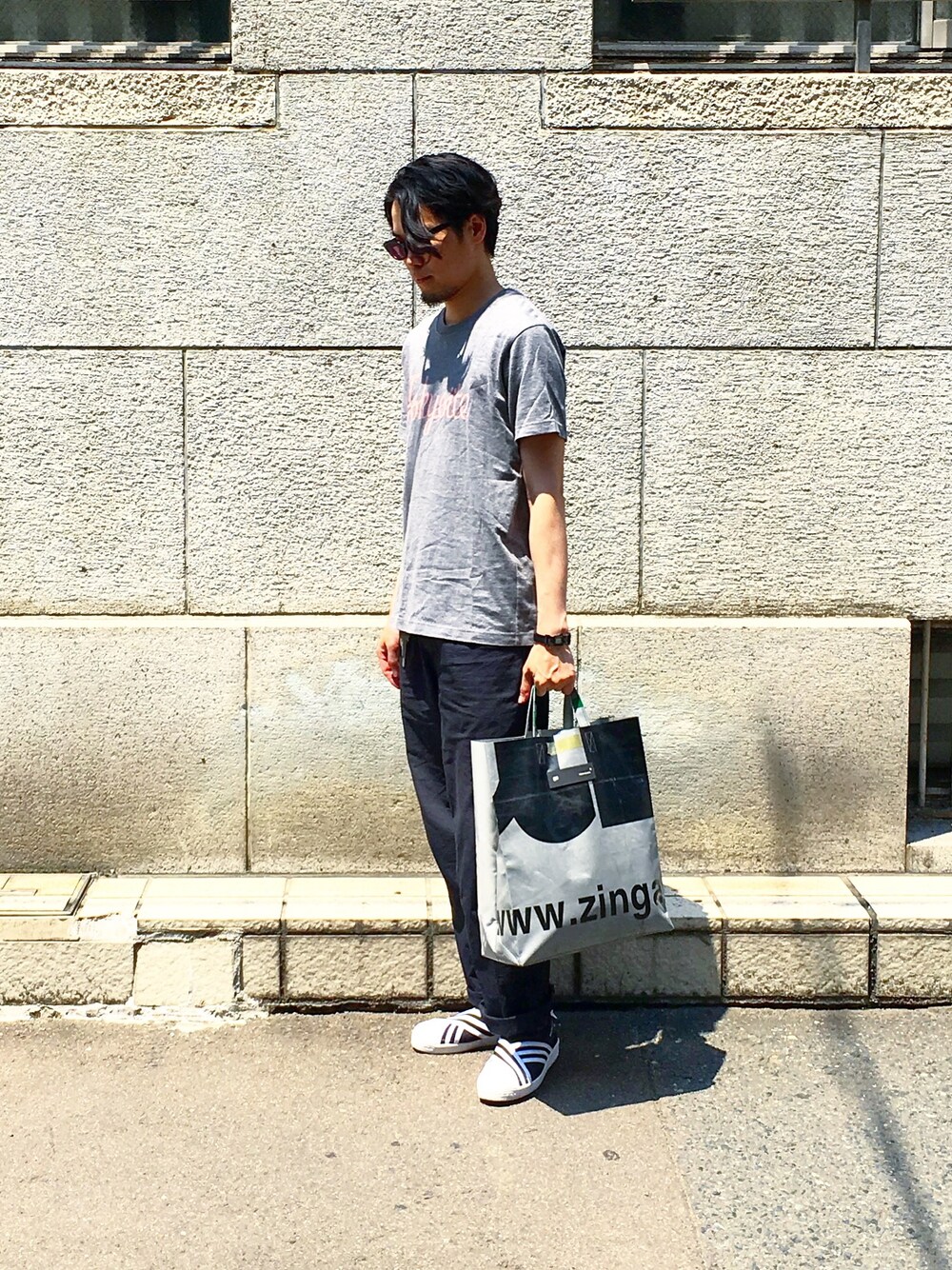 「FREITAG」｜「Maison Kitsuneのアイテム（Tシャツ/カットソー、グレー系）」を使った、konitagさん（メンズ・177cm）の夏コーディネートの1枚目の写真