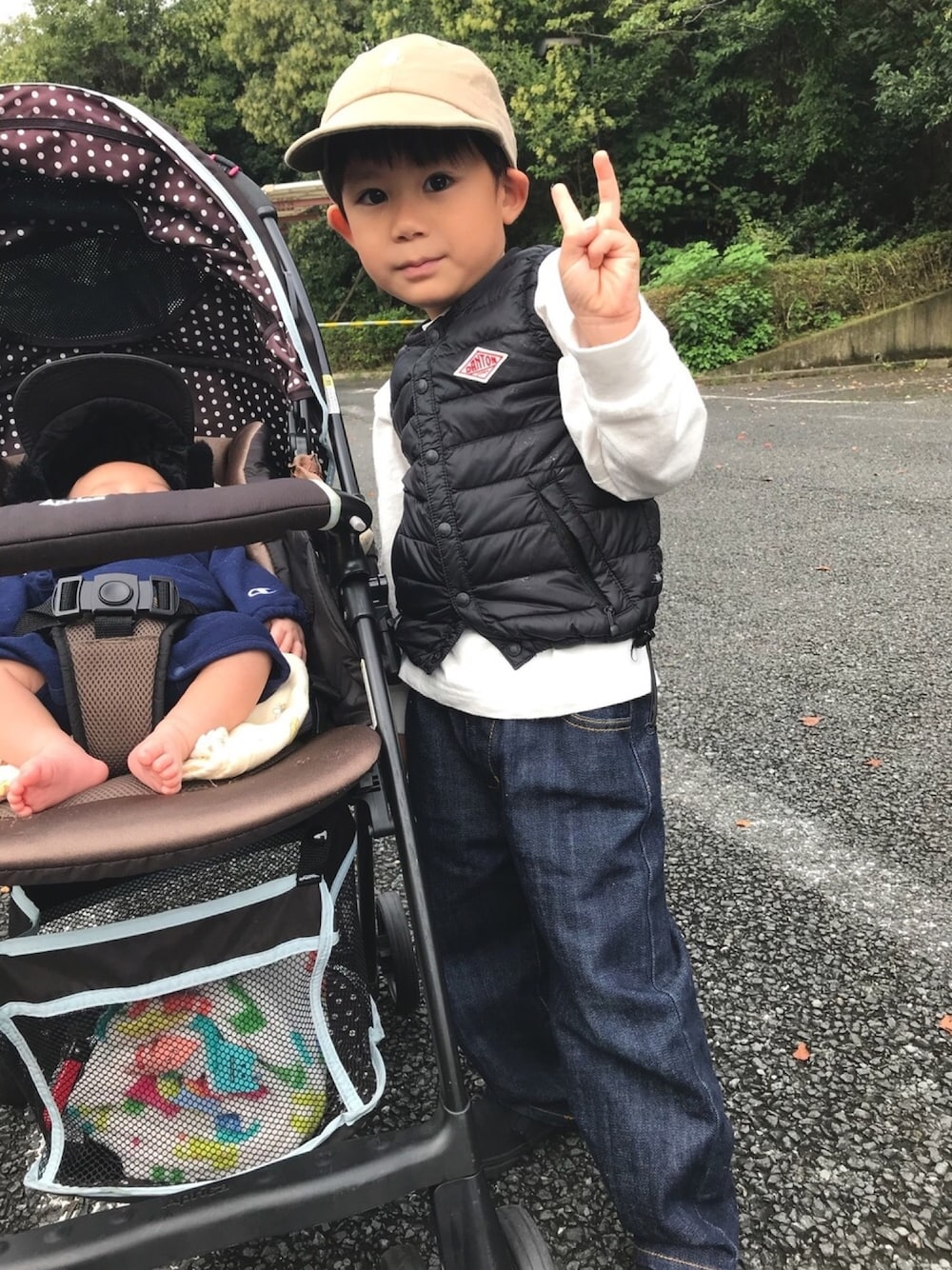 「秋コーデ、インナーダウン、Danton、ロンT、GLOBAL WORK、VANS、兄弟、5歳、０歳、男の子」｜「DANTONの【DANTON】キッズダントンインナーダウンベスト（ダウンベスト、ブラック系）」を使った、K_Kさん（キッズ・100cm）の秋コーディネートの1枚目の写真