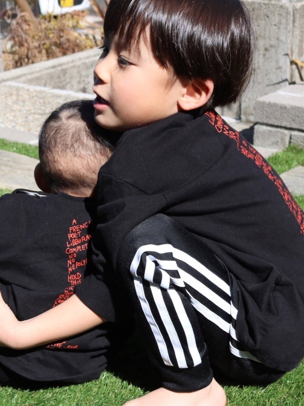 「男の子、兄弟、スケータースタイル、黒コーデ、5歳、アディダスジャージ、ラインパンツ、キッズコーデ」｜「Mark Gonzalesの【MARK GONZALES】ロンT/C(80～120cm)（Tシャツ/カットソー、ブラック系）」を使った、K_Kさん（キッズ・100cm）の冬コーディネートの1枚目の写真