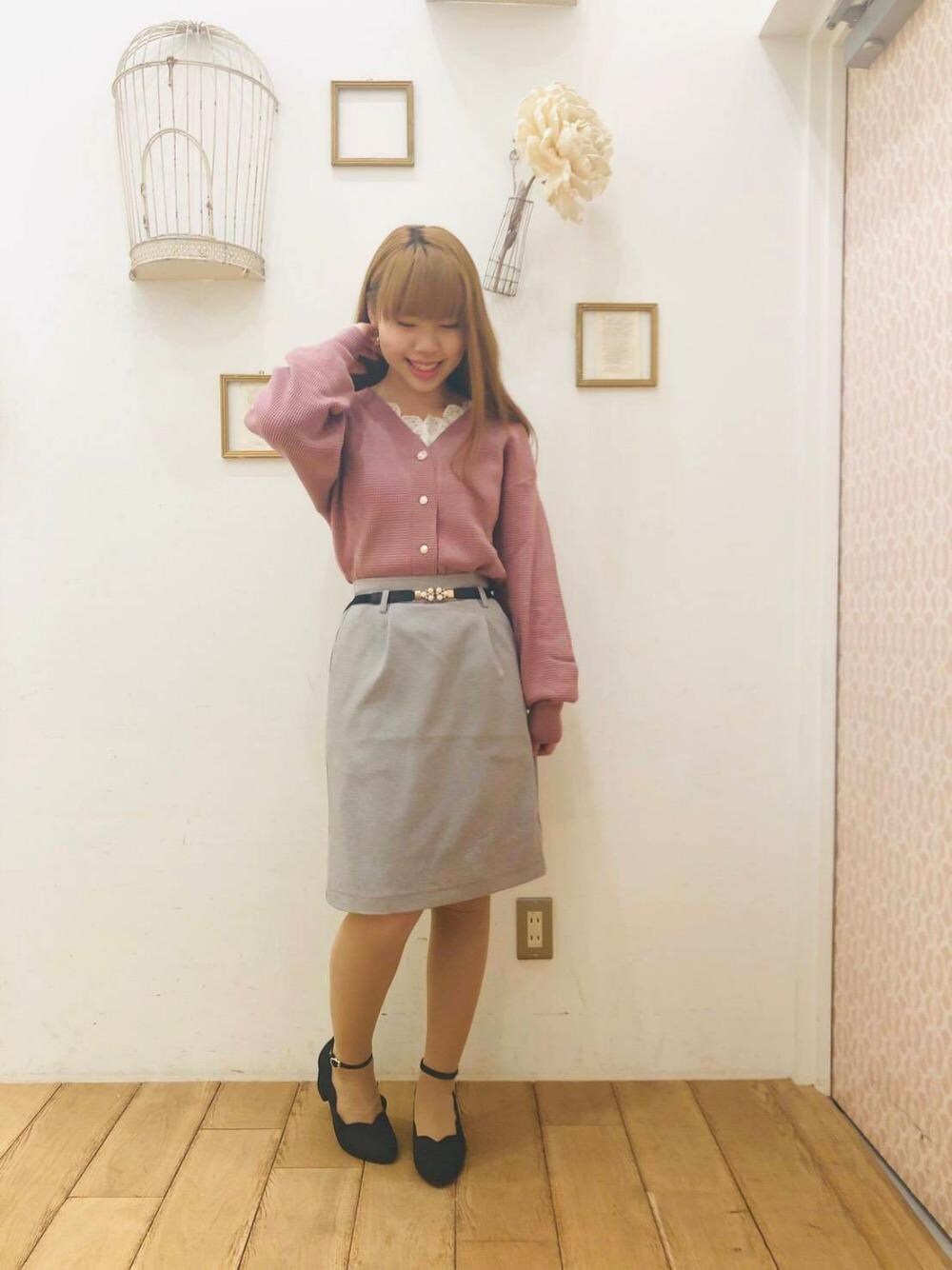 「スカート、ピンク、レース、MAJESTIC LEGON、マジェスティックレゴン、パールベルト、西宮ガーデンズ」｜「MAJESTIC LEGONのスカラップレースリブトップス（Tシャツ/カットソー、ホワイト系）」を使った、マジェスティックレゴン西宮ガーデンズ店スタッフさん（レディース・153cm）の冬コーディネートの1枚目の写真