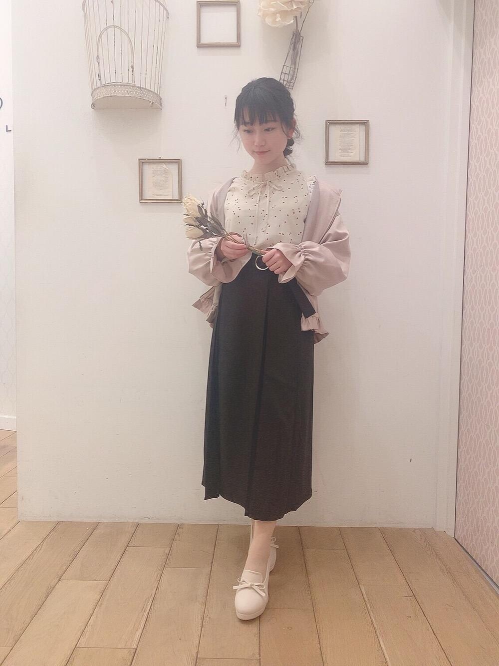 ピンク系のブルゾン、ホワイト系のパンプス、ホワイト系のシャツ/ブラウスを着用したレディースの春コーディネートの1枚目の写真