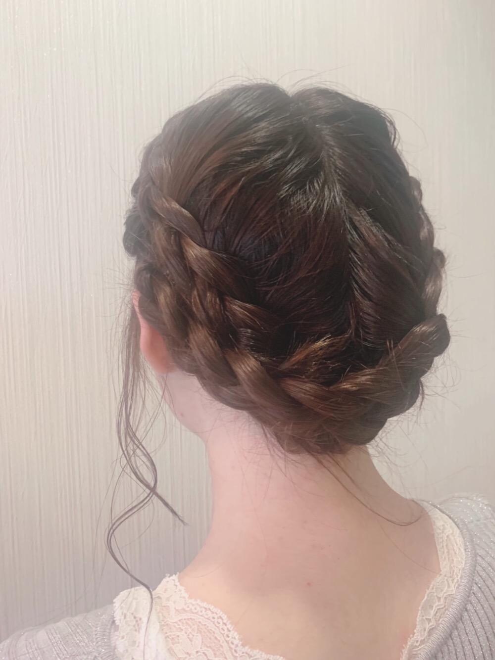 「ヘアアレンジ、編み込み、MAJESTIC LEGON、マジェスティックレゴン、メイク、簡単ヘアアレンジ、西宮ガーデンズ」｜「MAJESTIC LEGONのシャイニーシアースカート（スカート、ピンク系）」を使った、マジェスティックレゴン西宮ガーデンズ店スタッフさん（レディース・155cm）の春コーディネートの1枚目の写真