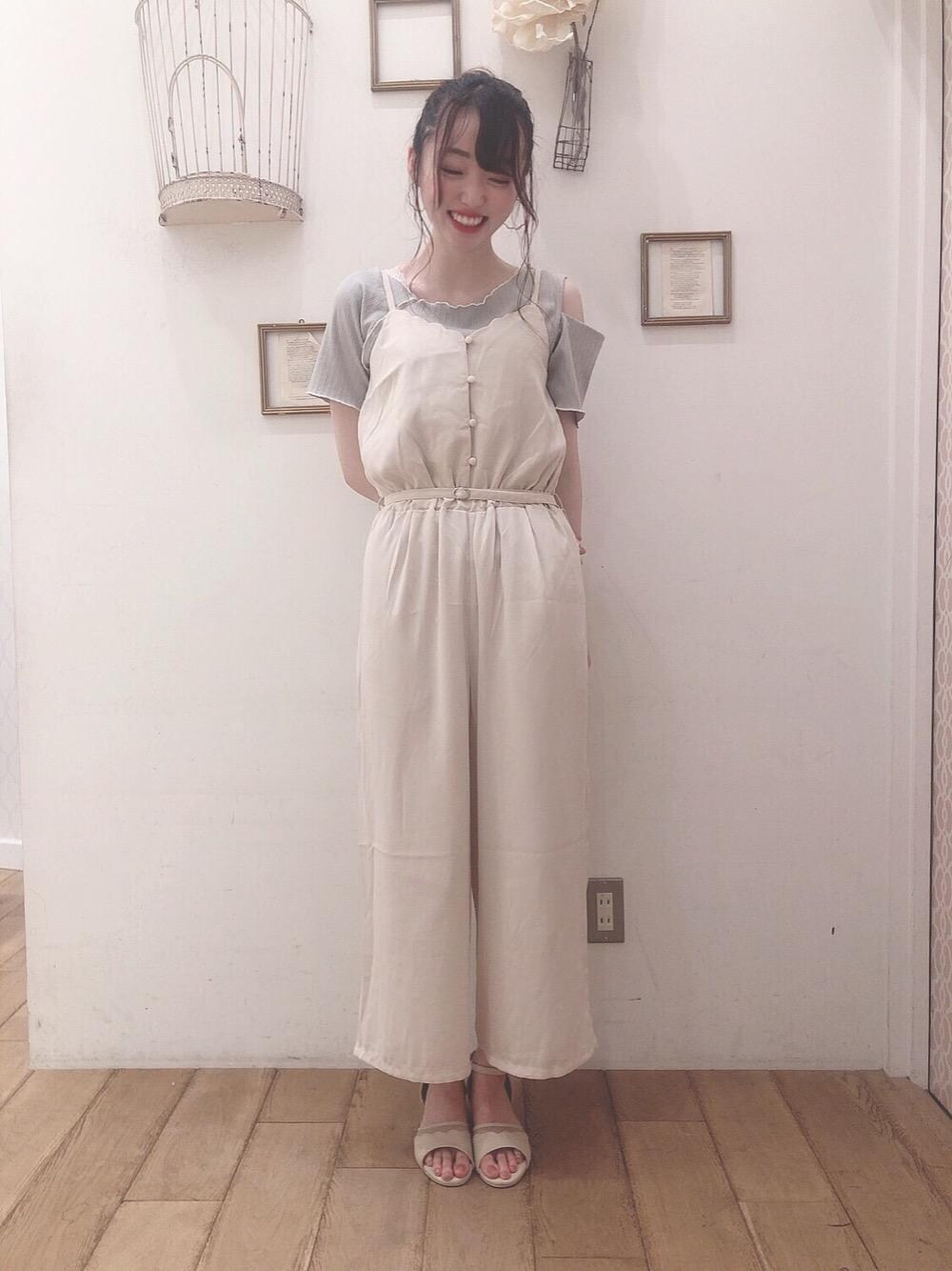 ホワイト系のサンダル、グリーン系のTシャツ/カットソー、ホワイト系のサロペット/オーバーオールを着用したレディースの夏コーディネートの1枚目の写真