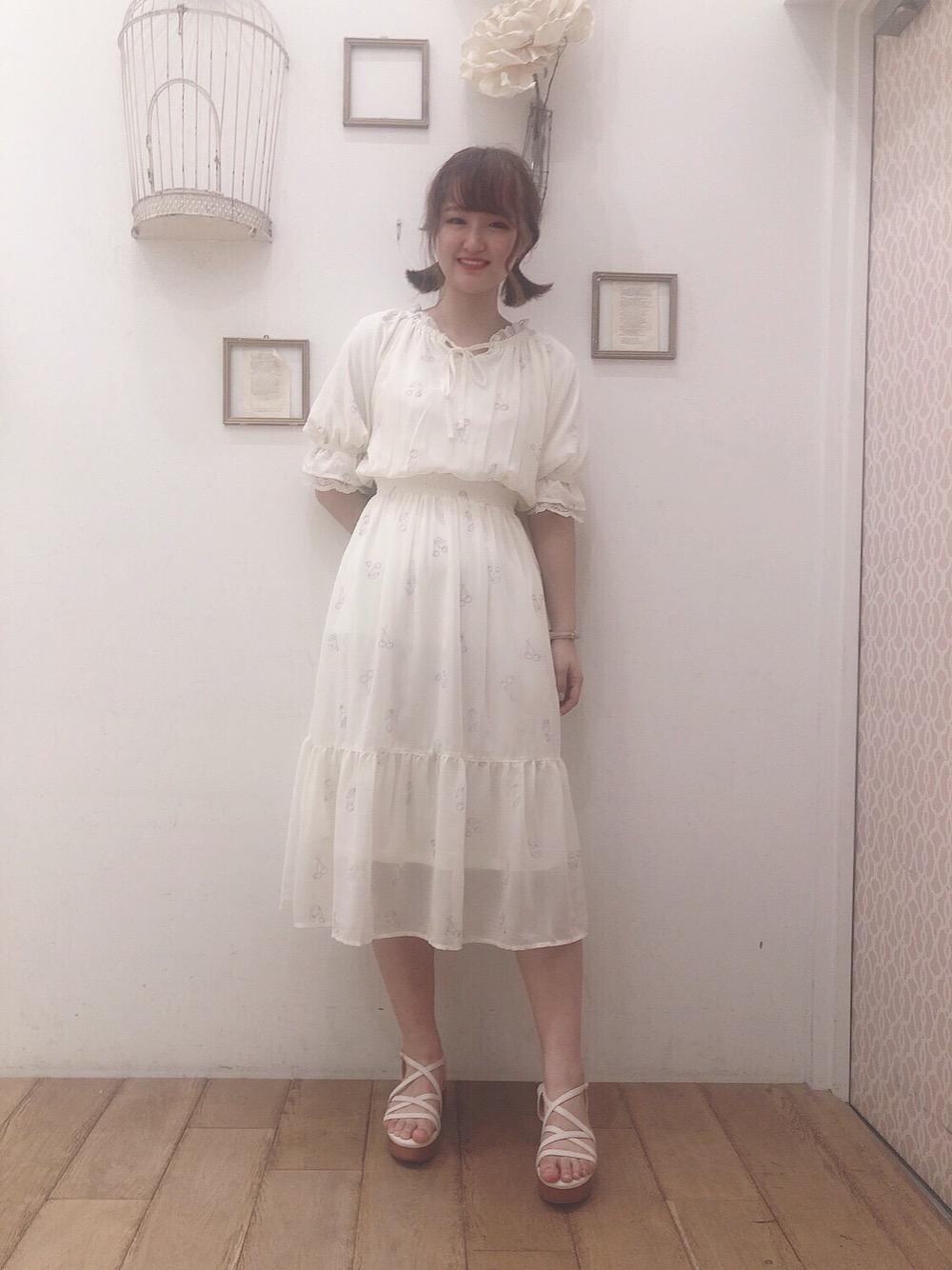 「ワンピース、刺繍、ガーリー、サンダル、フェミニン、デートコーデ、MAJESTIC LEGON、チェリー、インテリア、マジェスティックレゴン」｜「MAJESTIC LEGONのウッドヒールサンダル（サンダル、ホワイト系）」を使った、マジェスティックレゴン西宮ガーデンズ店スタッフさん（レディース・155cm）の夏コーディネートの1枚目の写真