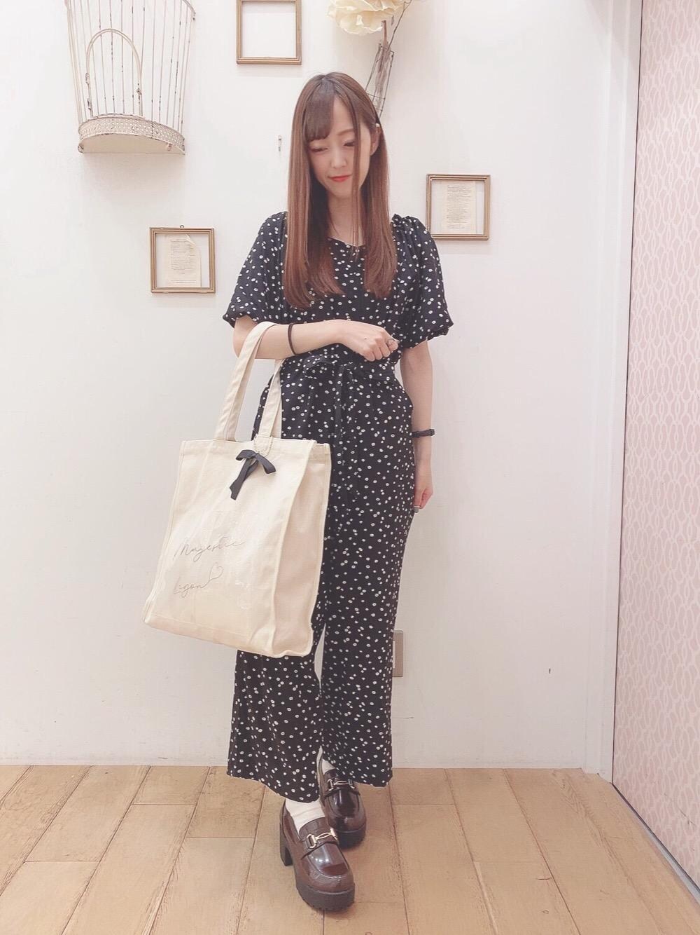 「オールインワン、デート、フェミニン、女子会、新作、MAJESTIC LEGON、秋服、マジェスティックレゴン、秋コーデ」｜「MAJESTIC LEGONのビット付ローファー（ローファー、ブラウン系）」を使った、マジェスティックレゴン西宮ガーデンズ店スタッフさん（レディース・153cm）の秋コーディネートの1枚目の写真