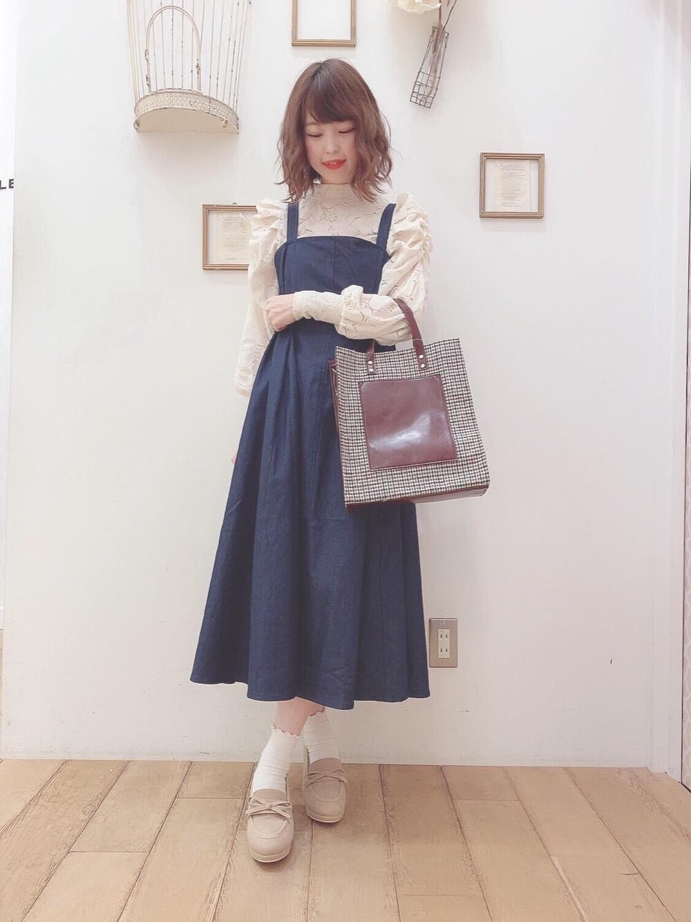 「デート、フェミニン、お出かけ、女子会、新作、MAJESTIC LEGON、秋服、清楚、マジェスティックレゴン、秋コーデ」｜「MAJESTIC LEGONのリボンローファー（ローファー、ベージュ系）」を使った、マジェスティックレゴン西宮ガーデンズ店スタッフさん（レディース・155cm）の秋コーディネートの1枚目の写真