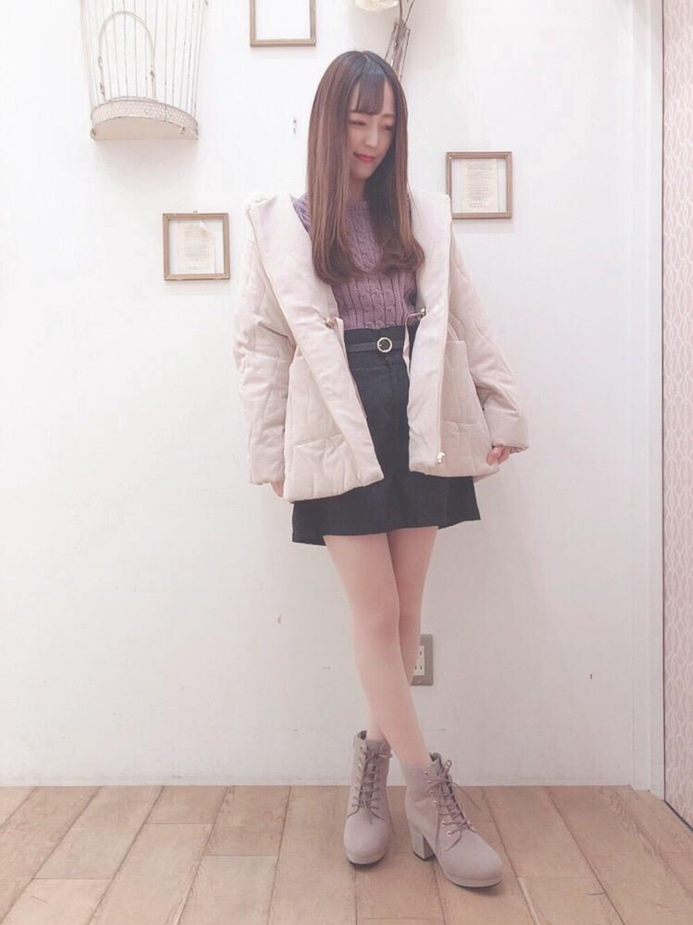 「ニット、アウター、ブーツ、ピンク、ショートパンツ、ショーパン、MAJESTIC LEGON、アイボリー、マジェスティックレゴン、モールニット」｜「MAJESTIC LEGONのレースアップブーツ（ブーツ、ベージュ系）」を使った、マジェスティックレゴン西宮ガーデンズ店スタッフさん（レディース・153cm）の秋コーディネートの1枚目の写真