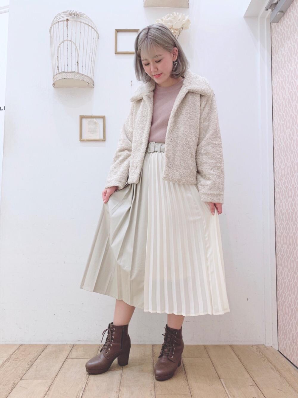 ブラウン系のブーツ、ホワイト系のその他アウター、ホワイト系のスカートを着用したレディースの秋コーディネートの1枚目の写真
