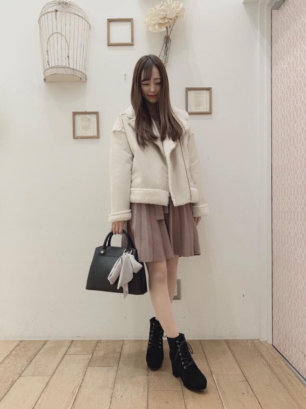 「コート、アウター、ワンピース、ブーツ、ライダース、MAJESTIC LEGON、アイボリー、ミニワンピ、マジェスティックレゴン、西宮ガーデンズ」｜「MAJESTIC LEGONのレースアップブーツ（ブーツ、ブラック系）」を使った、マジェスティックレゴン西宮ガーデンズ店スタッフさん（レディース・153cm）の冬コーディネートの1枚目の写真