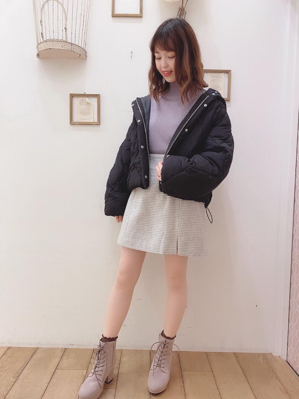 「カジュアル、冬コーデ、デート、フェミニン、お出かけ、新作、MAJESTIC LEGON、冬服、マジェスティックレゴン、秋冬」｜「MAJESTIC LEGONのレースアップブーツ（ブーツ、ベージュ系）」を使った、マジェスティックレゴン西宮ガーデンズ店スタッフさん（レディース・155cm）の冬コーディネートの1枚目の写真
