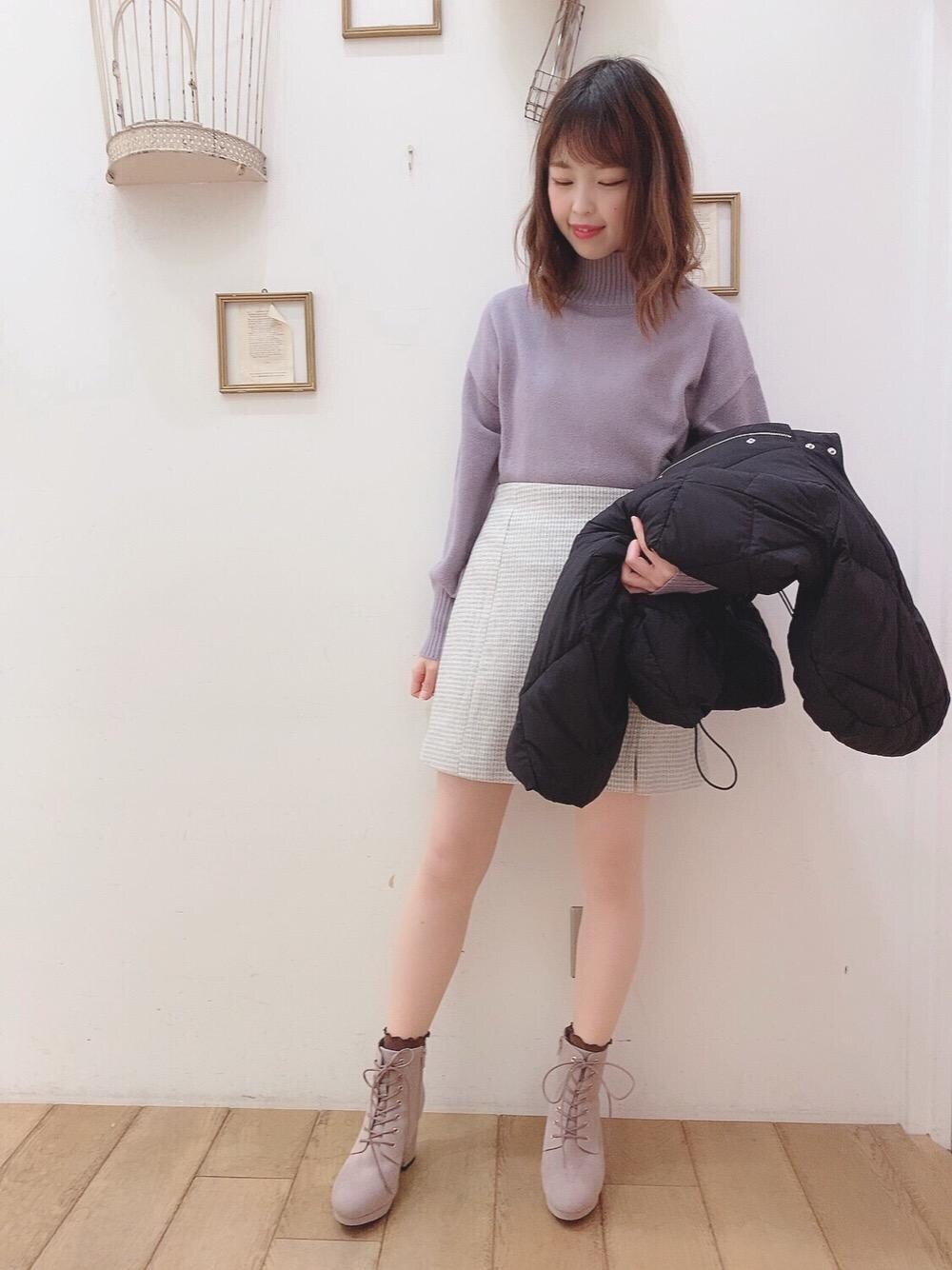 「カジュアル、冬コーデ、デート、フェミニン、お出かけ、新作、MAJESTIC LEGON、冬服、マジェスティックレゴン、秋冬」｜「MAJESTIC LEGONのレースアップブーツ（ブーツ、ベージュ系）」を使った、マジェスティックレゴン西宮ガーデンズ店スタッフさん（レディース・155cm）の冬コーディネートの1枚目の写真