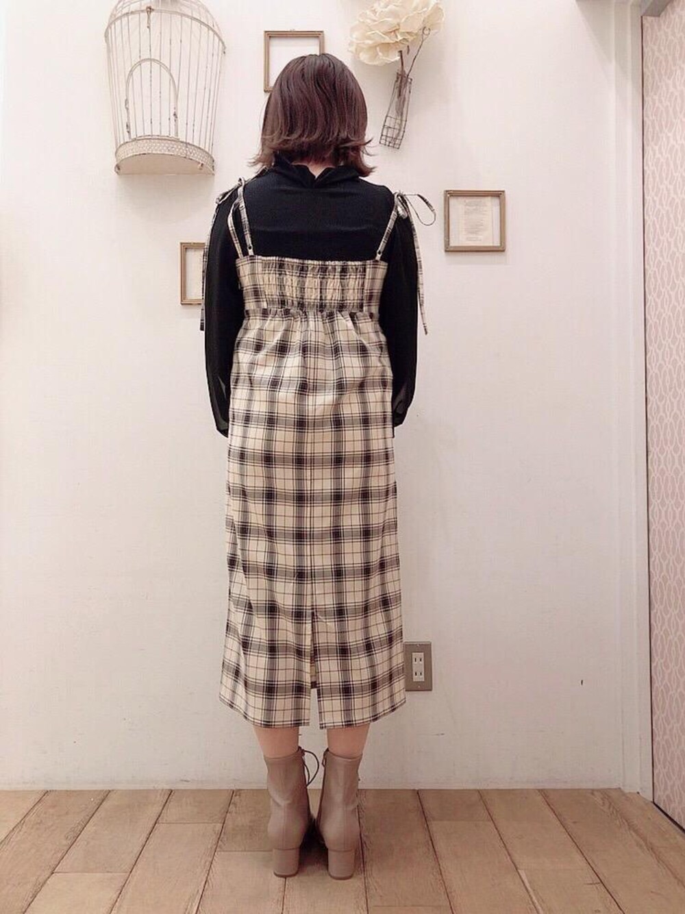 「チェック、ワンピース、ブーツ、リボン、フェミニン、ロングワンピ、MAJESTIC LEGON、キャミワンピ、マジェスティックレゴン、バルーン袖」｜「MAJESTIC LEGONのレースアップストレッチブーツ（ブーツ、ベージュ系）」を使った、マジェスティックレゴン西宮ガーデンズ店スタッフさん（レディース・155cm）の冬コーディネートの1枚目の写真