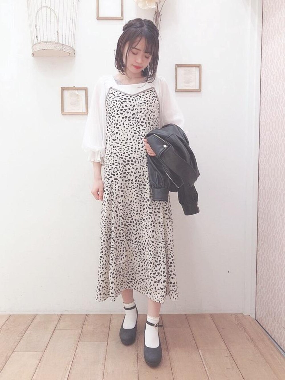 「フリル、デート、MAJESTIC LEGON、シースルー、キャミワンピ、マジェスティックレゴン、西宮ガーデンズ、オトナカワイイ、カワイイ」｜「MAJESTIC LEGONのクリーミーフカフカパンプス（パンプス、ブラック系）」を使った、マジェスティックレゴン西宮ガーデンズ店スタッフさん（レディース・155cm）の春コーディネートの1枚目の写真