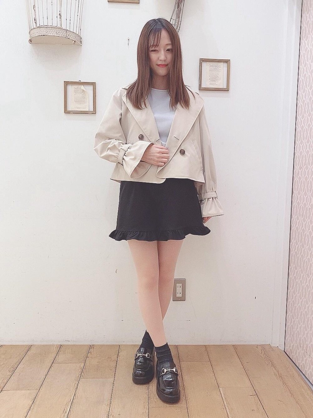 「ショートトレンチ、ショートパンツ、トレンチ、ショーパン、MAJESTIC LEGON、低身長、マジェスティックレゴン、西宮ガーデンズ、オトナカワイイ、あざとかわいい」｜「MAJESTIC LEGONの☆ビットスクエアローファー（ローファー、ブラック系）」を使った、マジェスティックレゴン西宮ガーデンズ店スタッフさん（レディース・153cm）の春コーディネートの1枚目の写真