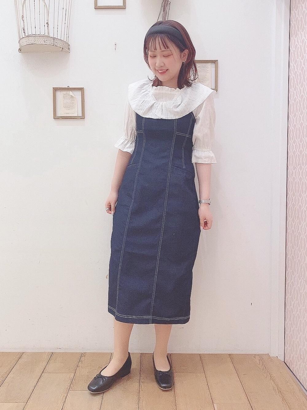 「ブラウス、ワンピース、MAJESTIC LEGON、マジェスティックレゴン、高身長、新作コーデ、西宮ガーデンズ、オトナカワイイ、あざとかわいい、でにむ」｜「MAJESTIC LEGONのパピヨンレースブラウス（シャツ/ブラウス、ホワイト系）」を使った、マジェスティックレゴン西宮ガーデンズ店スタッフさん（レディース・155cm）の春コーディネートの1枚目の写真