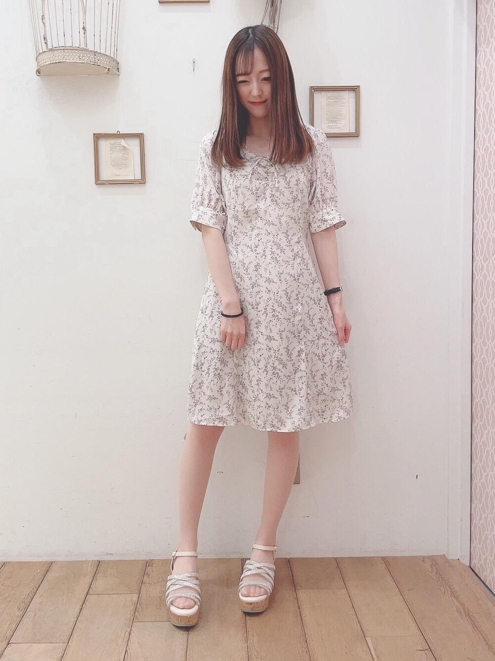 ホワイト系のサンダル、ホワイト系のタンクトップ、グレー系のワンピースを着用したレディースの春コーディネートの1枚目の写真