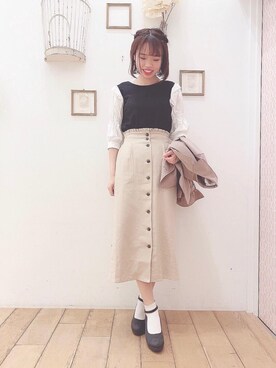 「MAJESTIC LEGON（マジェスティックレゴン）のスリムIラインスカート（スカート）」を使った、マジェスティックレゴン西宮ガーデンズ店スタッフさん（レディース・155cm）の春コーディネート