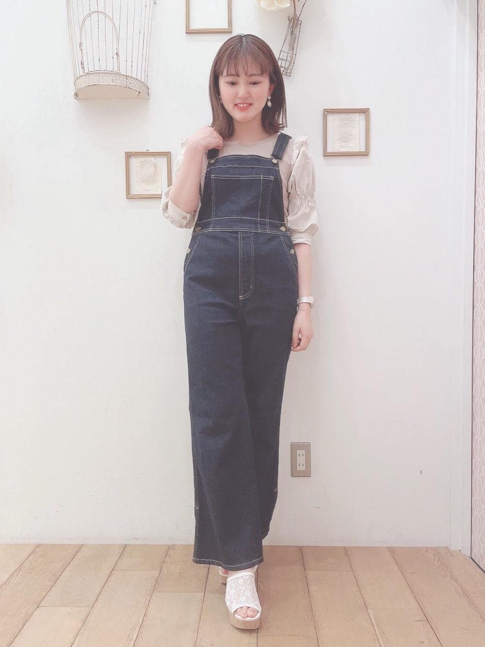「パンツ、サロペット、トップス、サンダル、MAJESTIC LEGON、マジェスティックレゴン、西宮ガーデンズ、オトナカワイイ、あざとかわいい、でにむ」｜「MAJESTIC LEGONの☆デニムレディサロペット（サロペット/オーバーオール、ブルー系）」を使った、マジェスティックレゴン西宮ガーデンズ店スタッフさん（レディース・155cm）の春コーディネートの1枚目の写真