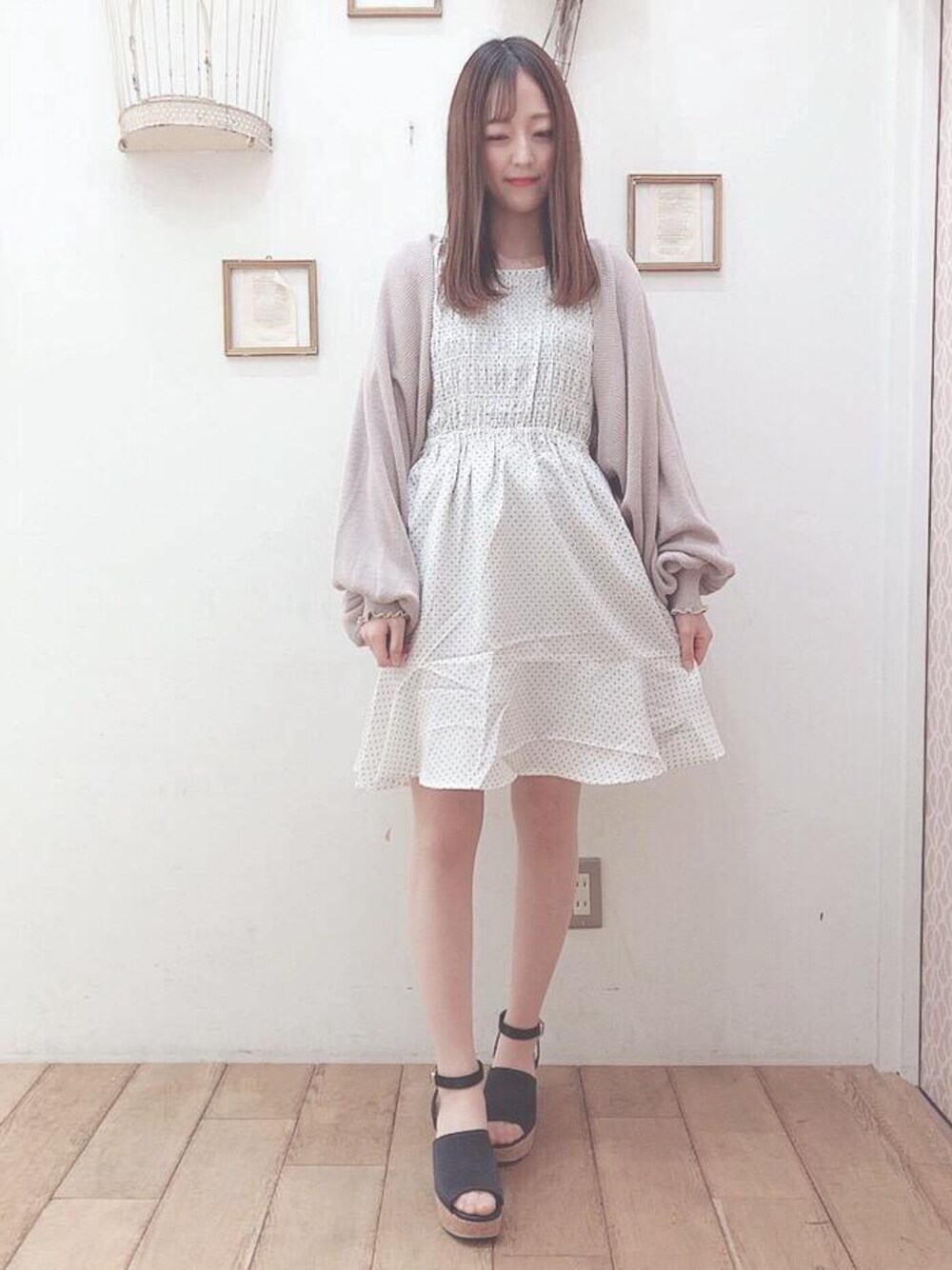 ブラック系のサンダル、グレー系のカーディガン/ボレロ、ブラック系のタンクトップを着用したレディースの春コーディネートの1枚目の写真