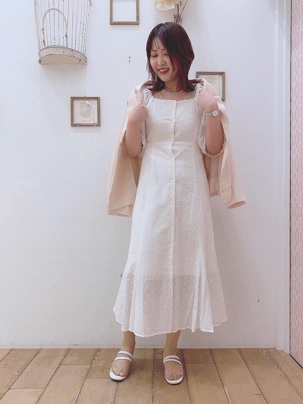 「デート、ガーリー、ロングワンピ、MAJESTIC LEGON、マーメイド、マジェスティックレゴン、モテ、西宮ガーデンズ、オトナカワイイ、カワイイ」｜「MAJESTIC LEGONのオトナクリアサンダル（サンダル、ホワイト系）」を使った、マジェスティックレゴン西宮ガーデンズ店スタッフさん（レディース・155cm）の春コーディネートの1枚目の写真
