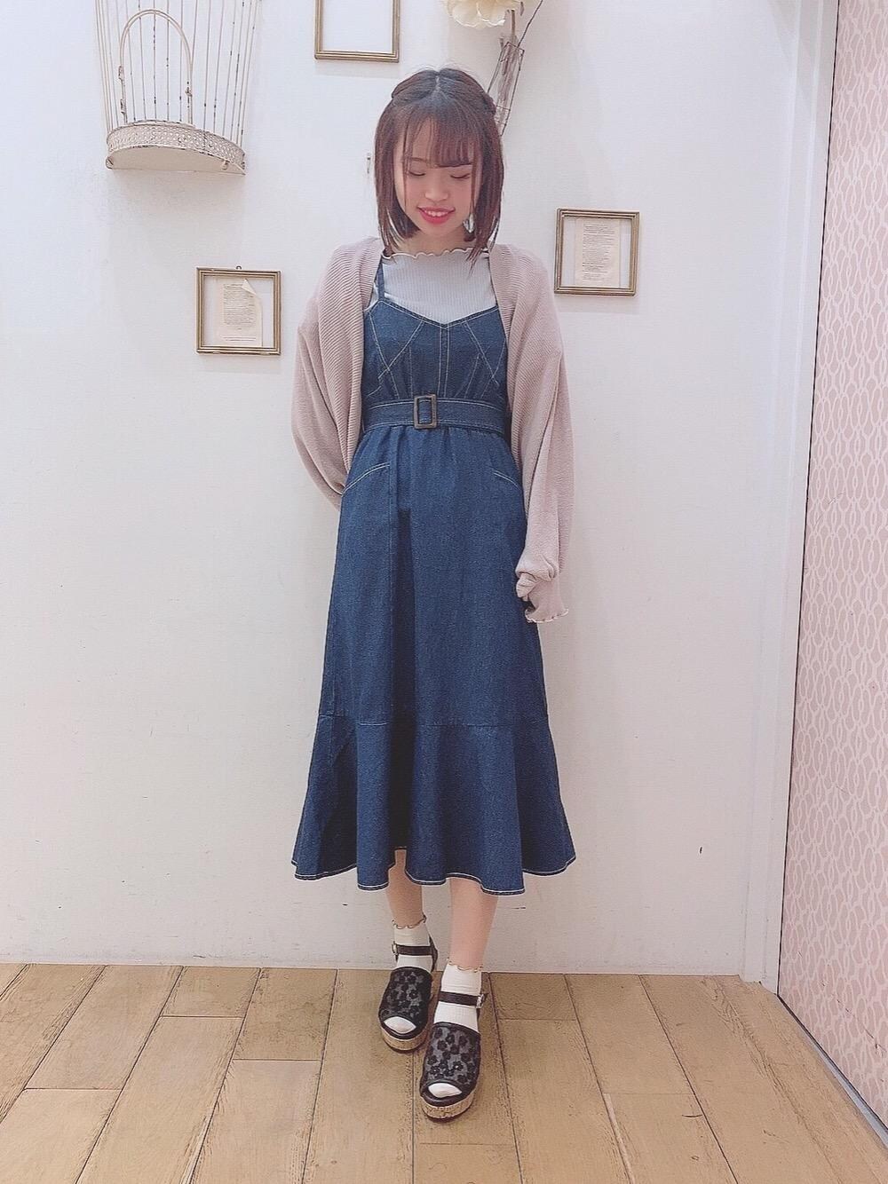 「ガーリー、フェミニン、MAJESTIC LEGON、キャミワンピ、マジェスティックレゴン、西宮ガーデンズ、オトナカワイイ、あざとかわいい、マーメイドワンピ、カワイイ」｜「MAJESTIC LEGONのエンブロイダリーシアーサンダル（サンダル、ブラック系）」を使った、マジェスティックレゴン西宮ガーデンズ店スタッフさん（レディース・155cm）の春コーディネートの1枚目の写真