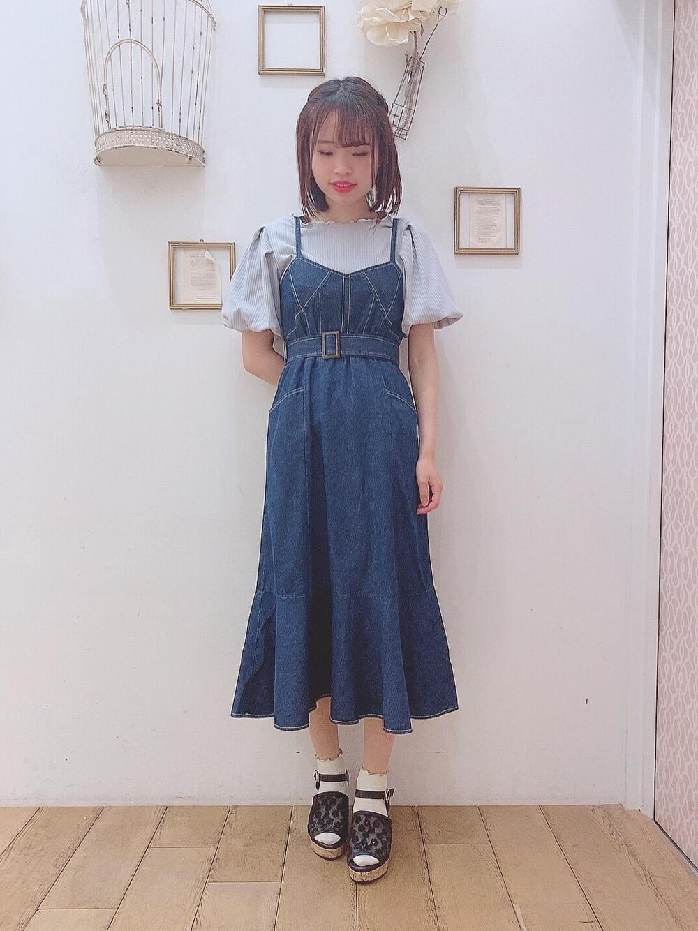 「ガーリー、フェミニン、MAJESTIC LEGON、マジェスティックレゴン、モテ、西宮ガーデンズ、オトナカワイイ、バルーン袖、あざとかわいい、カワイイ」｜「MAJESTIC LEGONのエンブロイダリーシアーサンダル（サンダル、ブラック系）」を使った、マジェスティックレゴン西宮ガーデンズ店スタッフさん（レディース・155cm）の春コーディネートの1枚目の写真