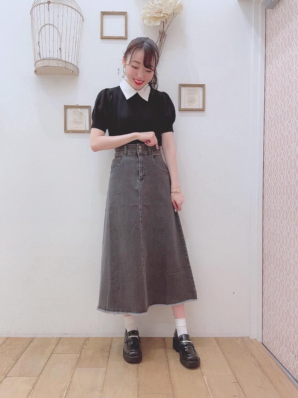 ブラック系のローファー、ブラック系のニット/セーター、グレー系のデニムスカートを着用したレディースの夏コーディネートの1枚目の写真